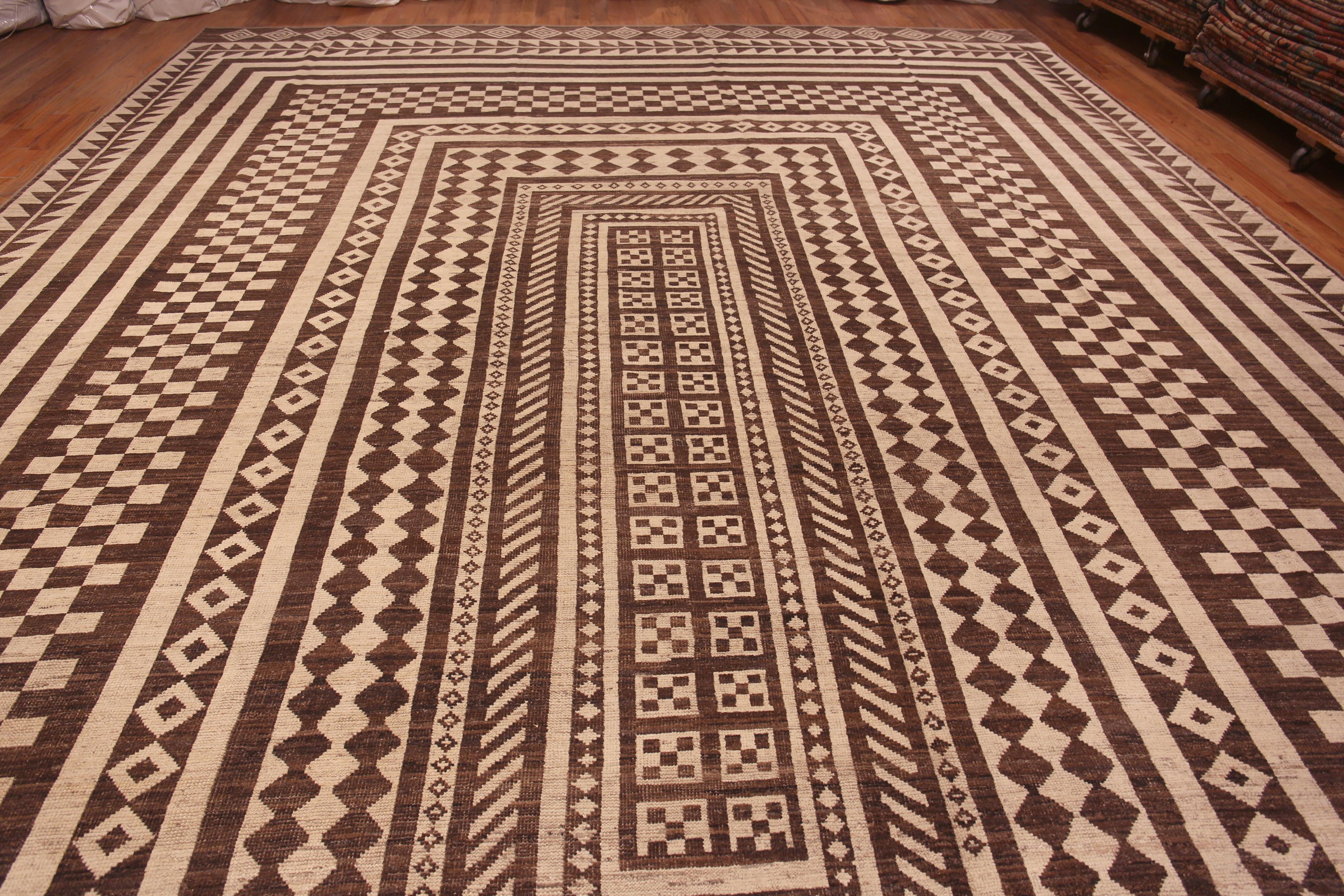 Moderner übergroßer Teppich in Übergröße aus der Nazmiyal Kollektion Tribal Geometric Design 15' x 23' (Stammeskunst) im Angebot
