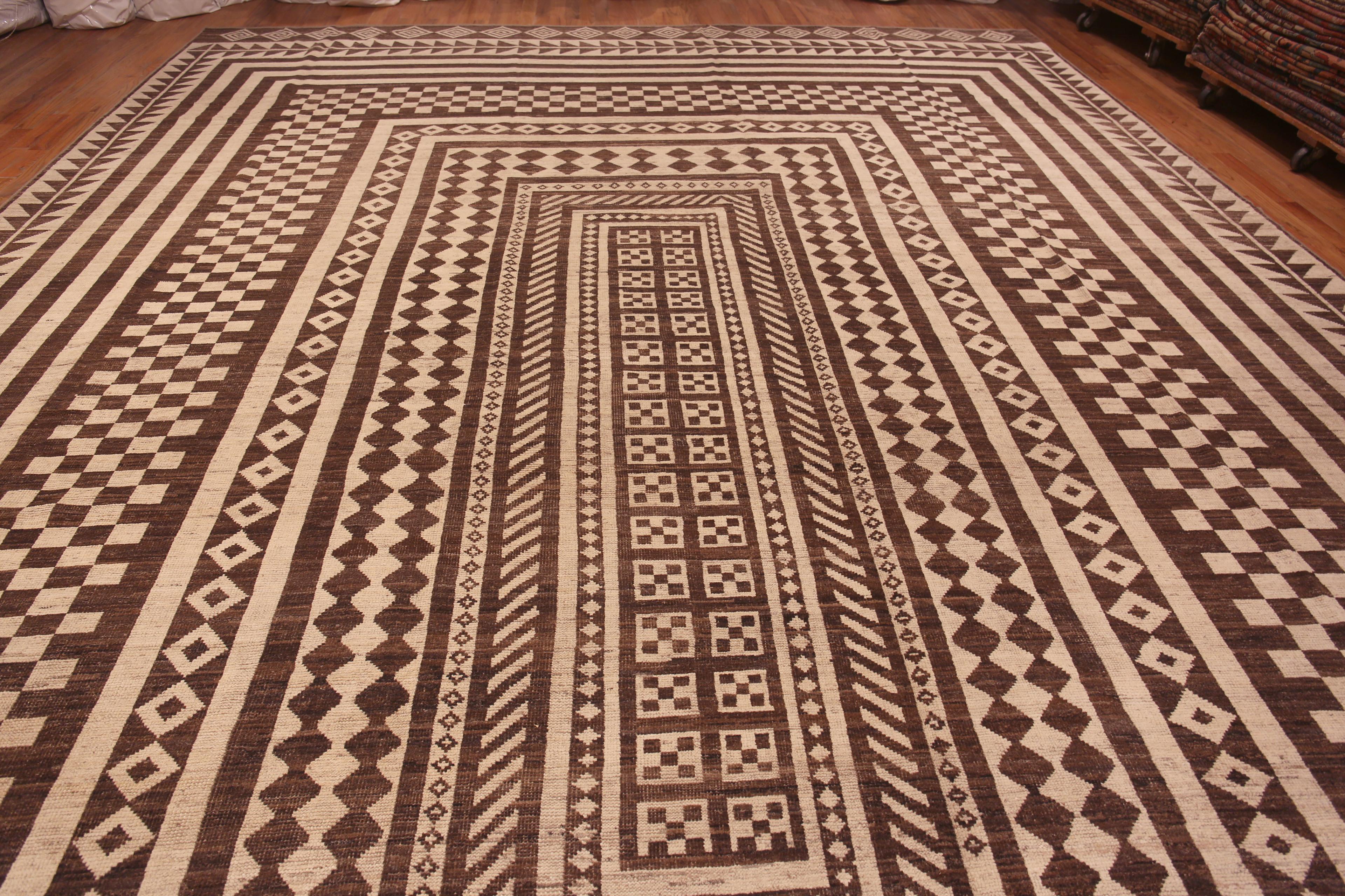Nazmiyal Collection Alfombra de diseño geométrico tribal y moderno 15' x 23' Tribal en venta