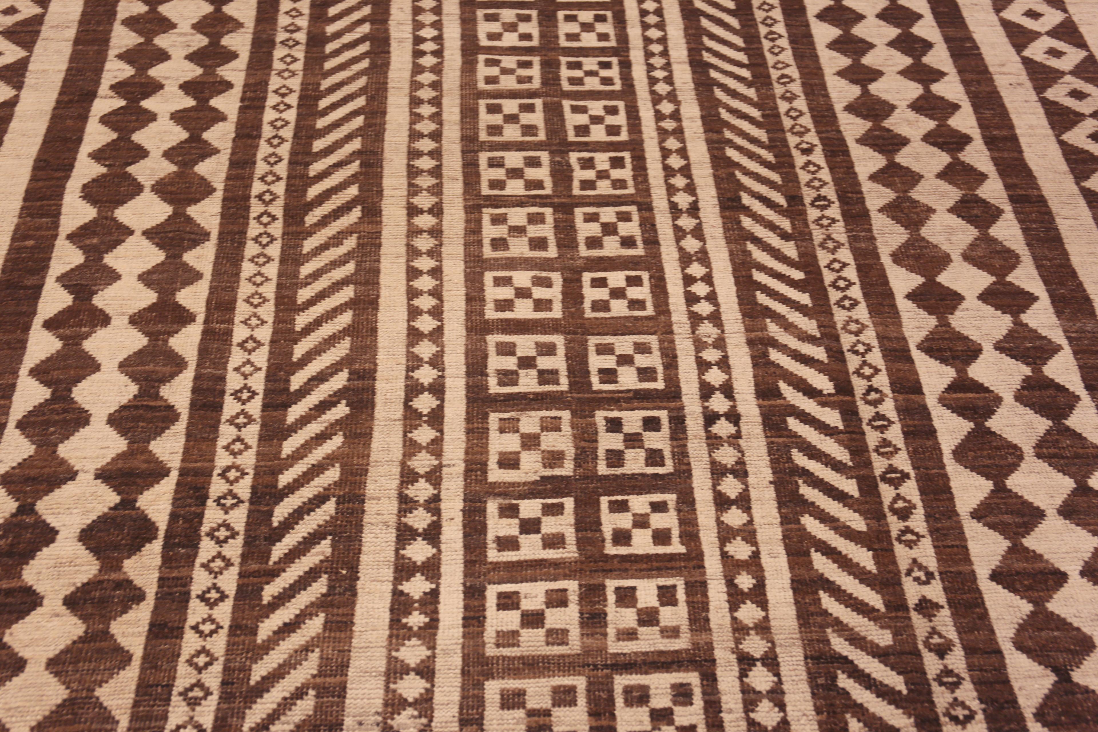 Nazmiyal Collection Alfombra de diseño geométrico tribal y moderno 15' x 23' Centroasiático en venta