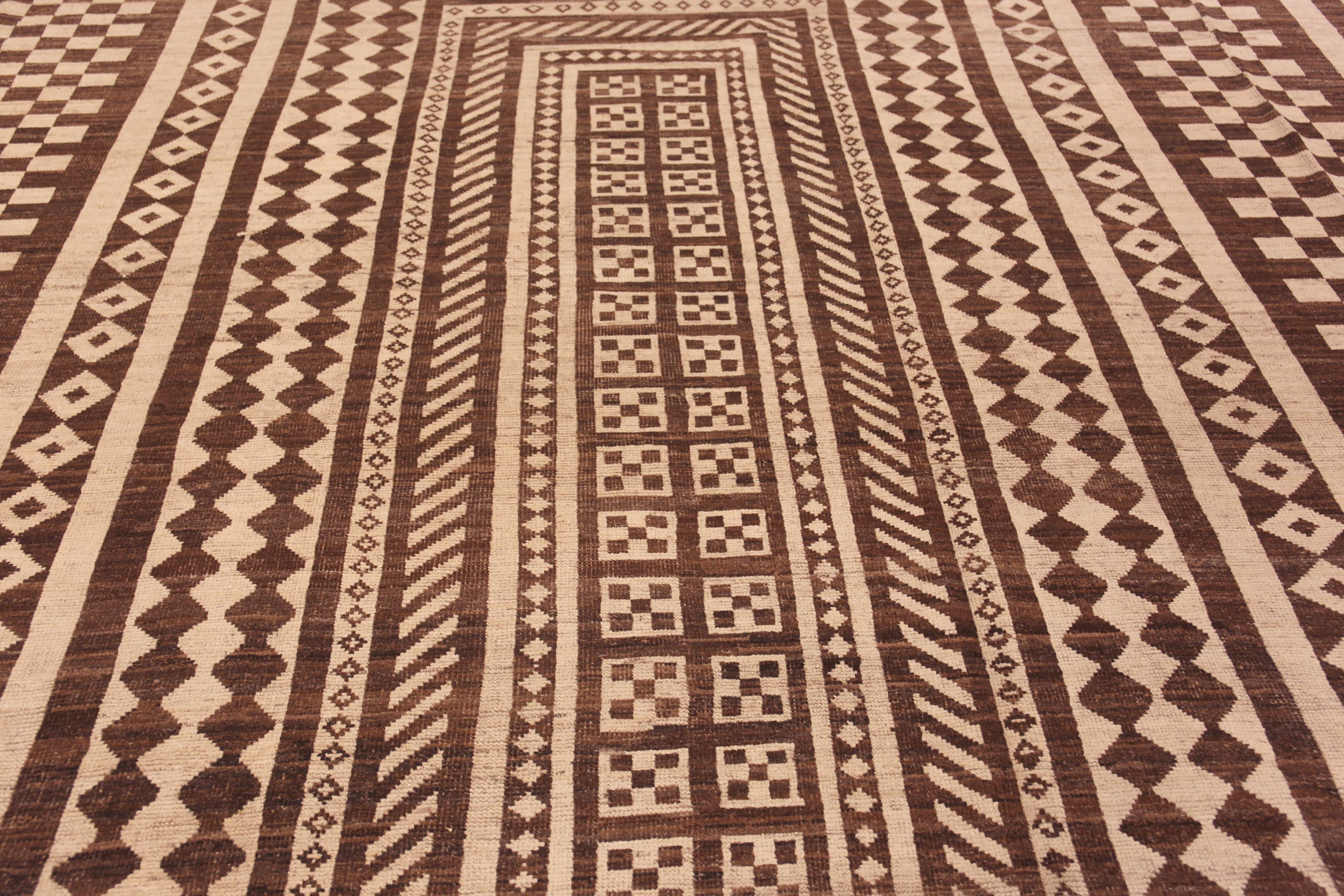 Moderner übergroßer Teppich in Übergröße aus der Nazmiyal Kollektion Tribal Geometric Design 15' x 23' (21. Jahrhundert und zeitgenössisch) im Angebot