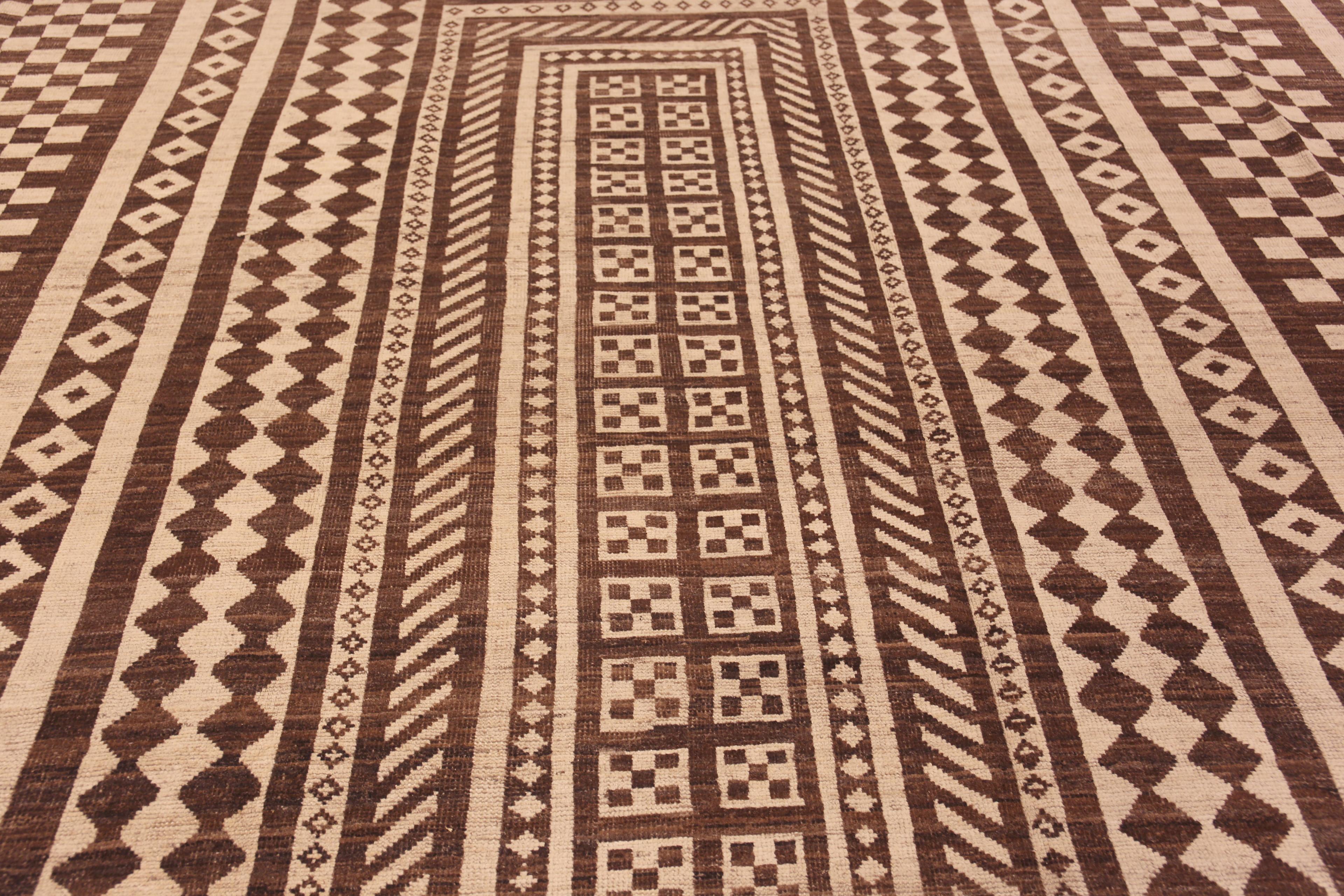Nazmiyal Collection Alfombra de diseño geométrico tribal y moderno 15' x 23' Siglo XXI y contemporáneo en venta