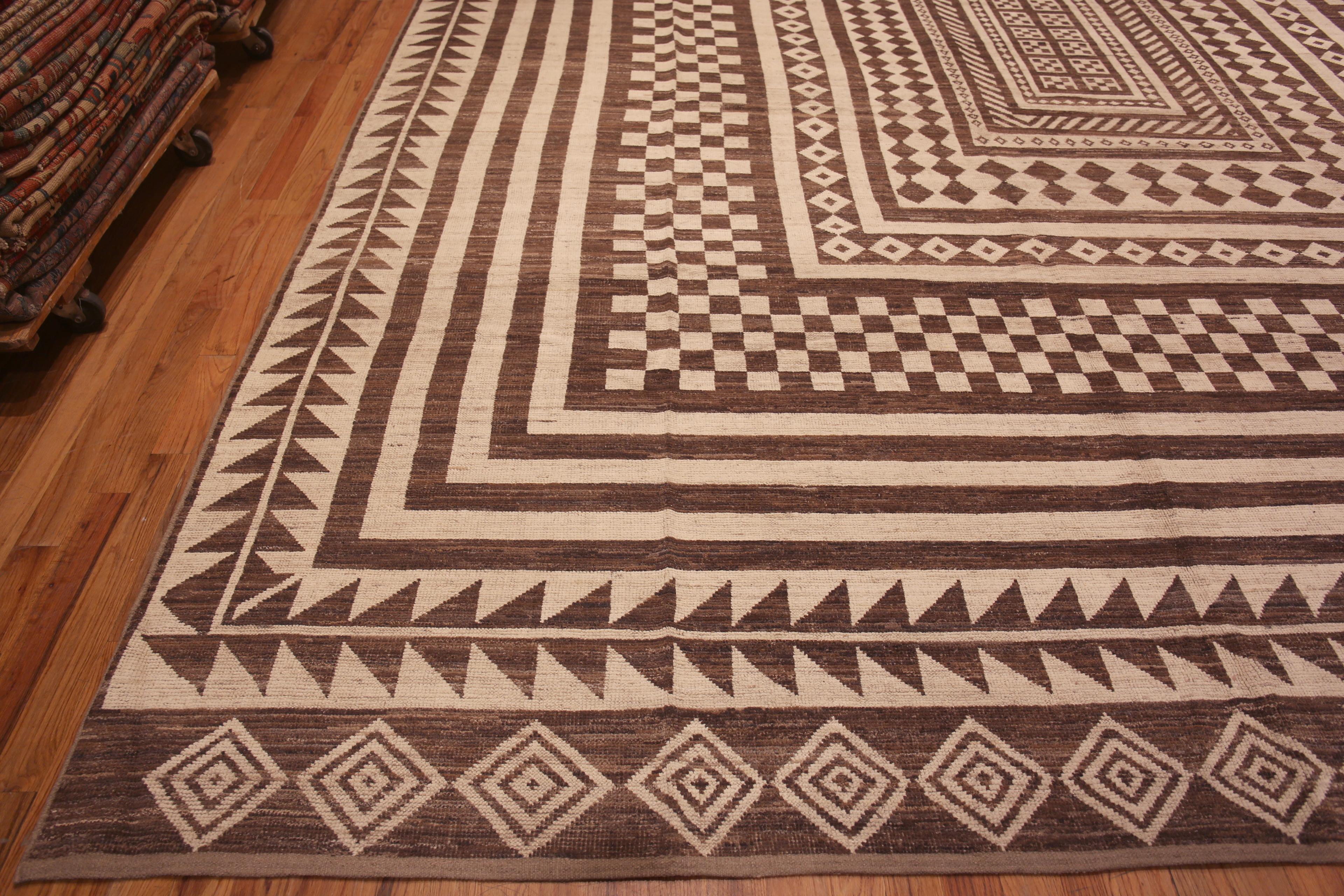 Moderner übergroßer Teppich in Übergröße aus der Nazmiyal Kollektion Tribal Geometric Design 15' x 23' (Wolle) im Angebot