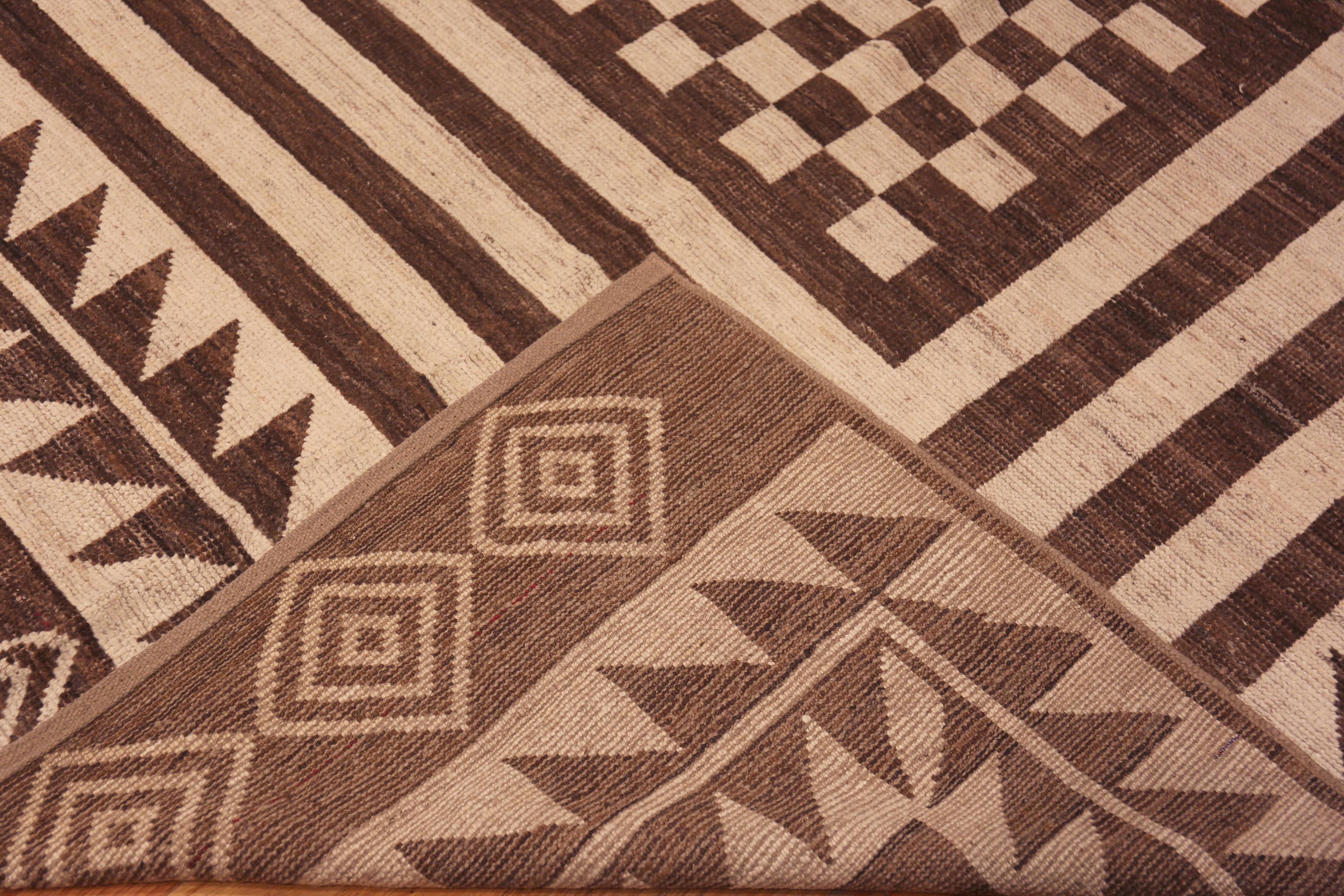 Nazmiyal Collection Alfombra de diseño geométrico tribal y moderno 15' x 23' en venta 1