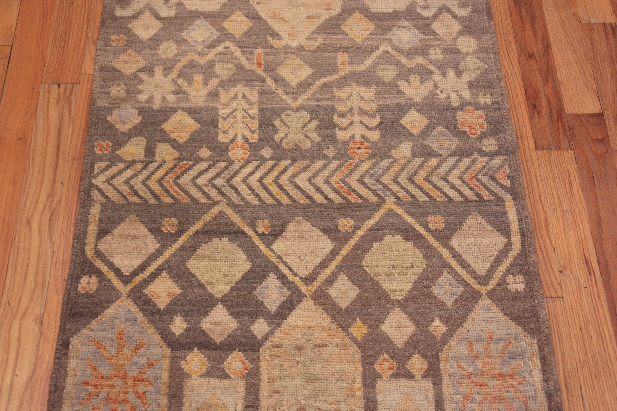 Charmant Tapis de couloir Primitif Tribal Géométrique Design/One Moderne, Pays d'origine : Asie centrale, Circa date : Modern Rugs