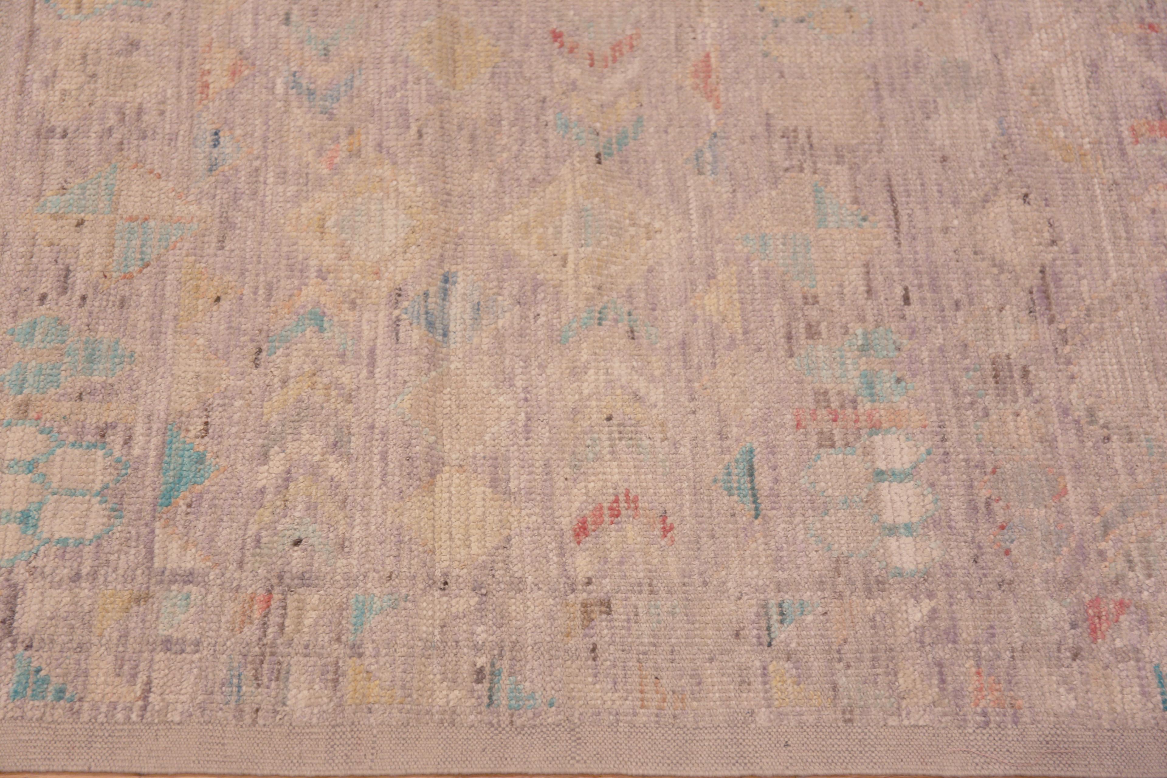 Tapis de couloir tribal géométrique, doux, neutre et de couleur pastel, Pays d'origine : Asie centrale, Circa Date : Tapis moderne