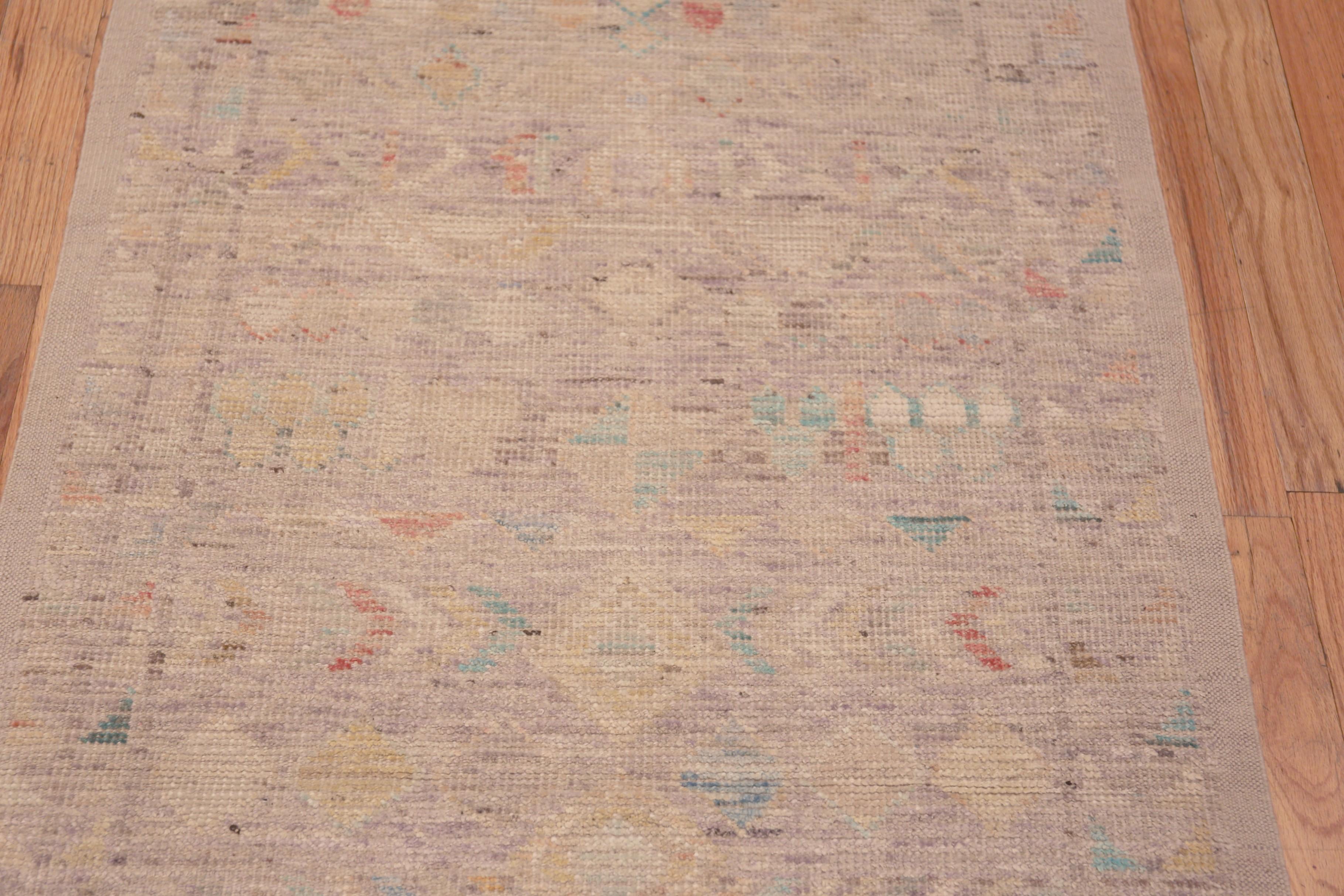 Noué à la main Tapis de couloir tribal géométrique pastel moderne de la collection Nazmiyal, 3' x 13'2