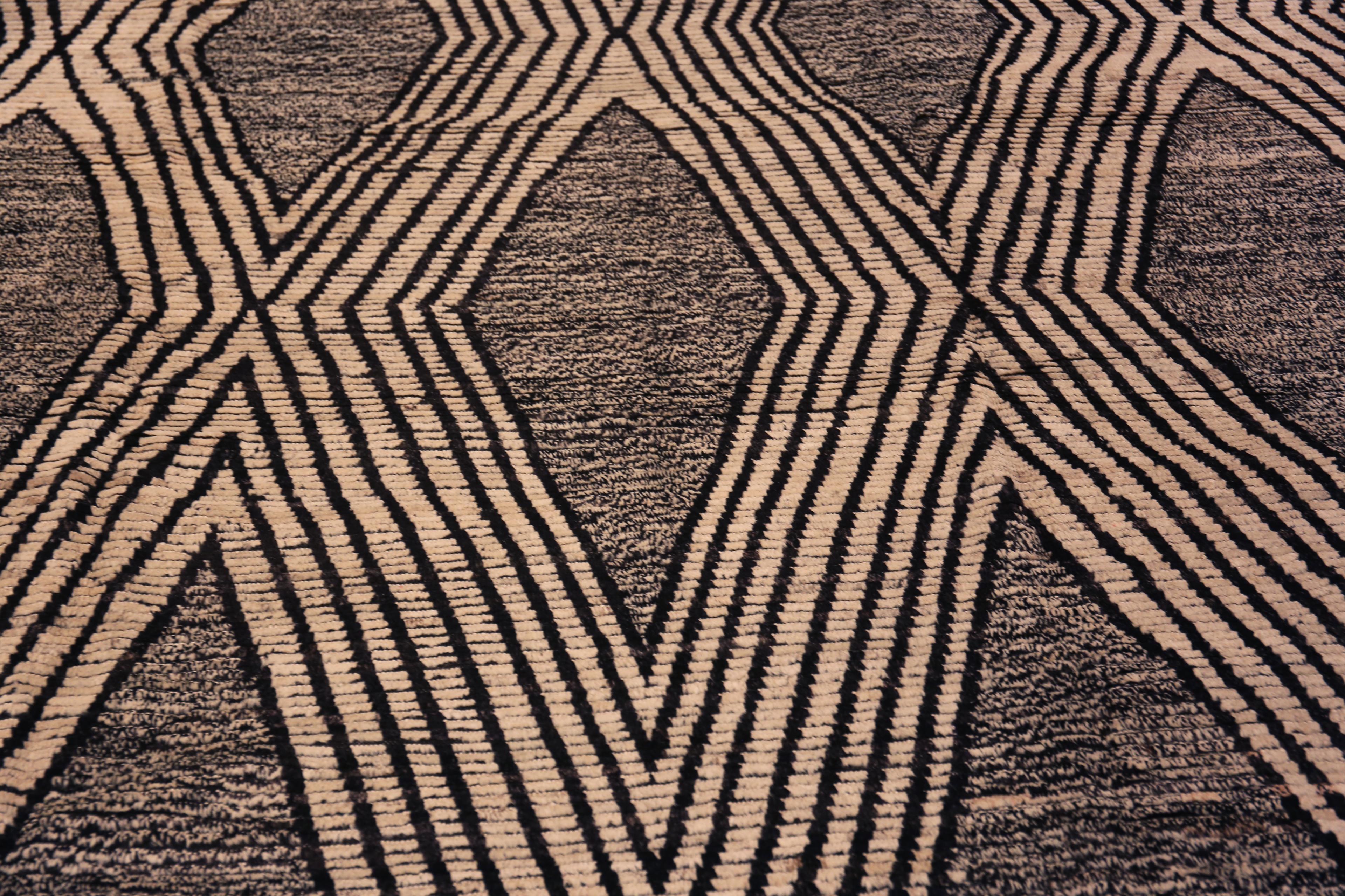 Un motif géométrique primitif et tribal graphique et audacieux avec une couleur sel et poivre Tapis moderne, Pays d'origine : Asie centrale, Circa Date : Tapis moderne 