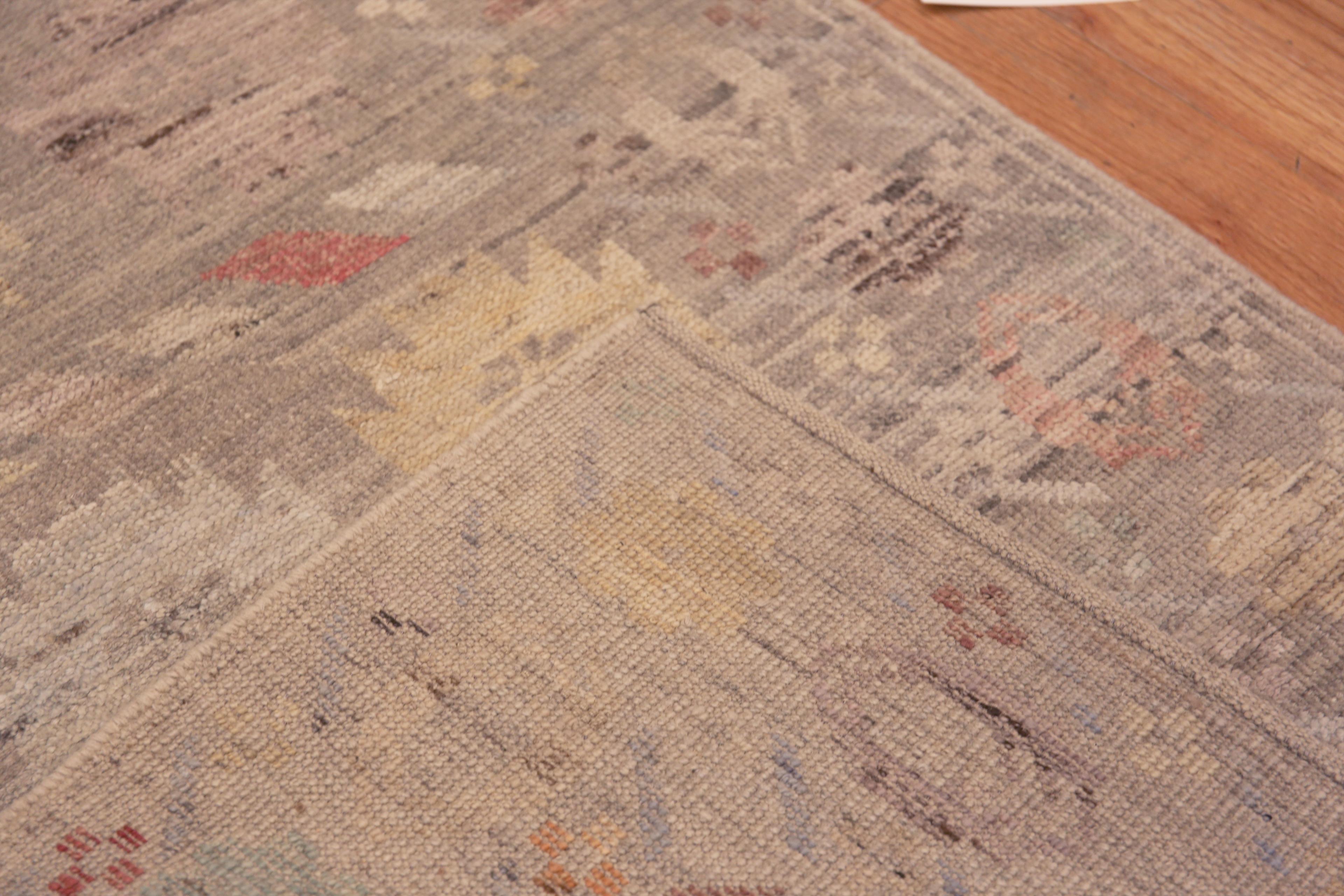 Magnifique et décoratif tapis tribal géométrique fond gris motif rustique moderne couloir tapis Abrash, Pays d'origine : Asie centrale, Circa Date : Tapis moderne -