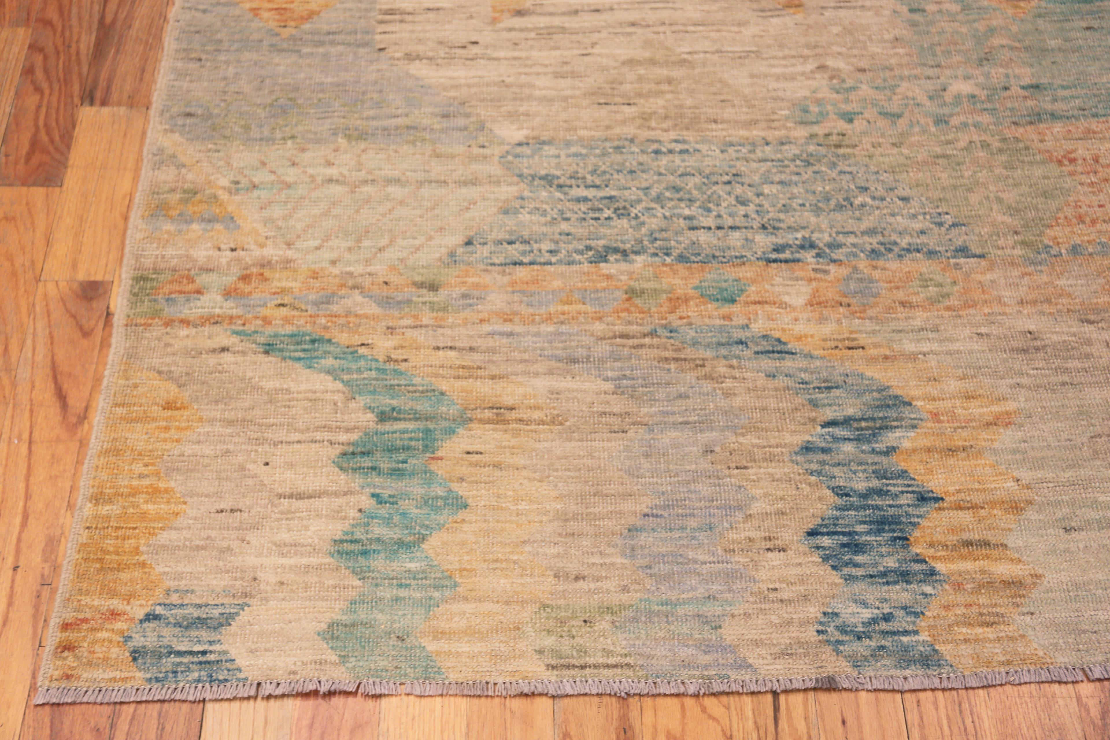 Extremely Artistic Rustic Tribal Modern Contemporary Artistic Small Scatter Size Area Rug, Country of Origin : Asie centrale, Circa Date : Tapis moderne 