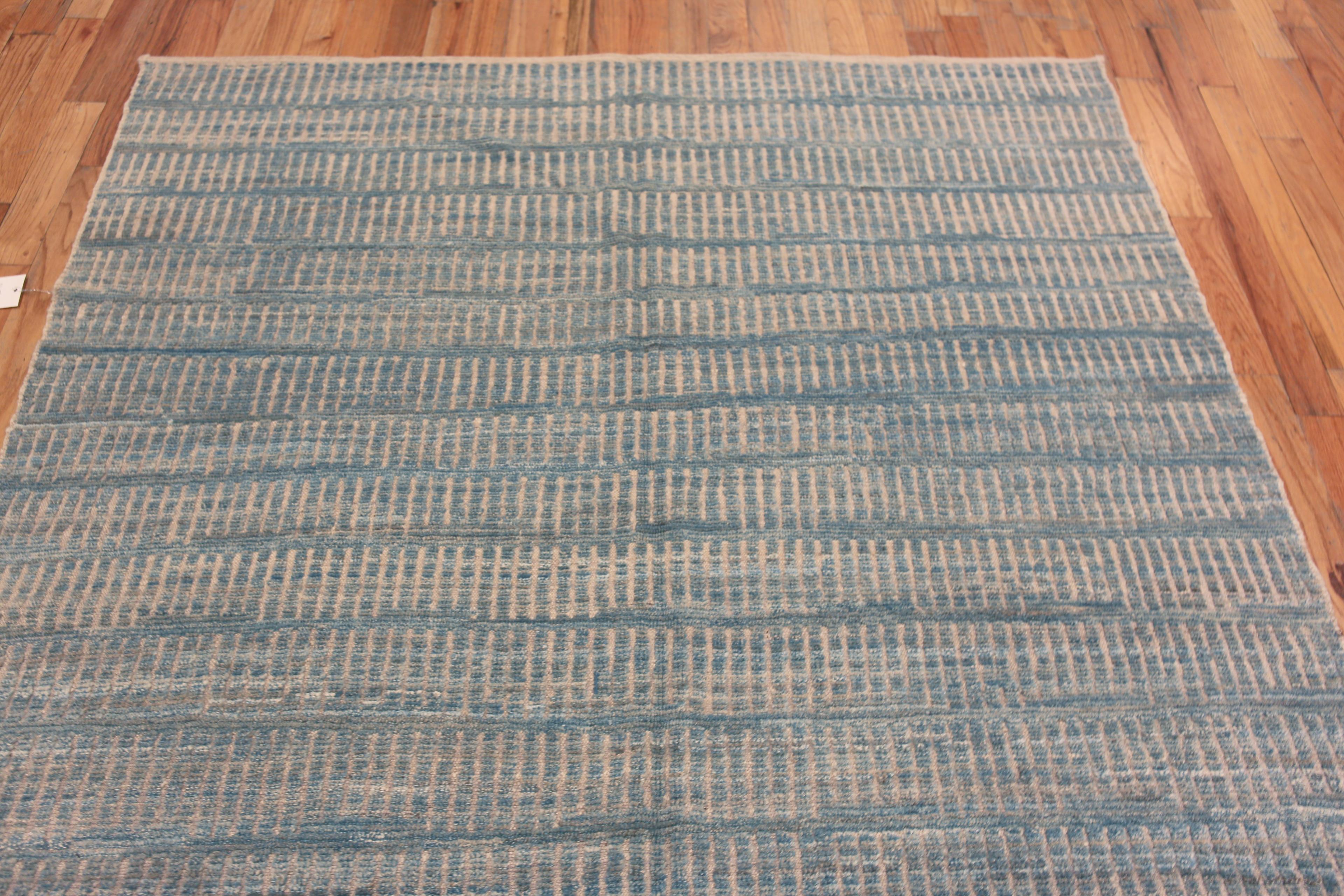 Un bellissimo e artistico tappeto geometrico tribale dal morbido colore blu chiaro, Modern Color, Paese d'origine: Asia centrale, Data di realizzazione: CIRCA: Tappeto moderno 