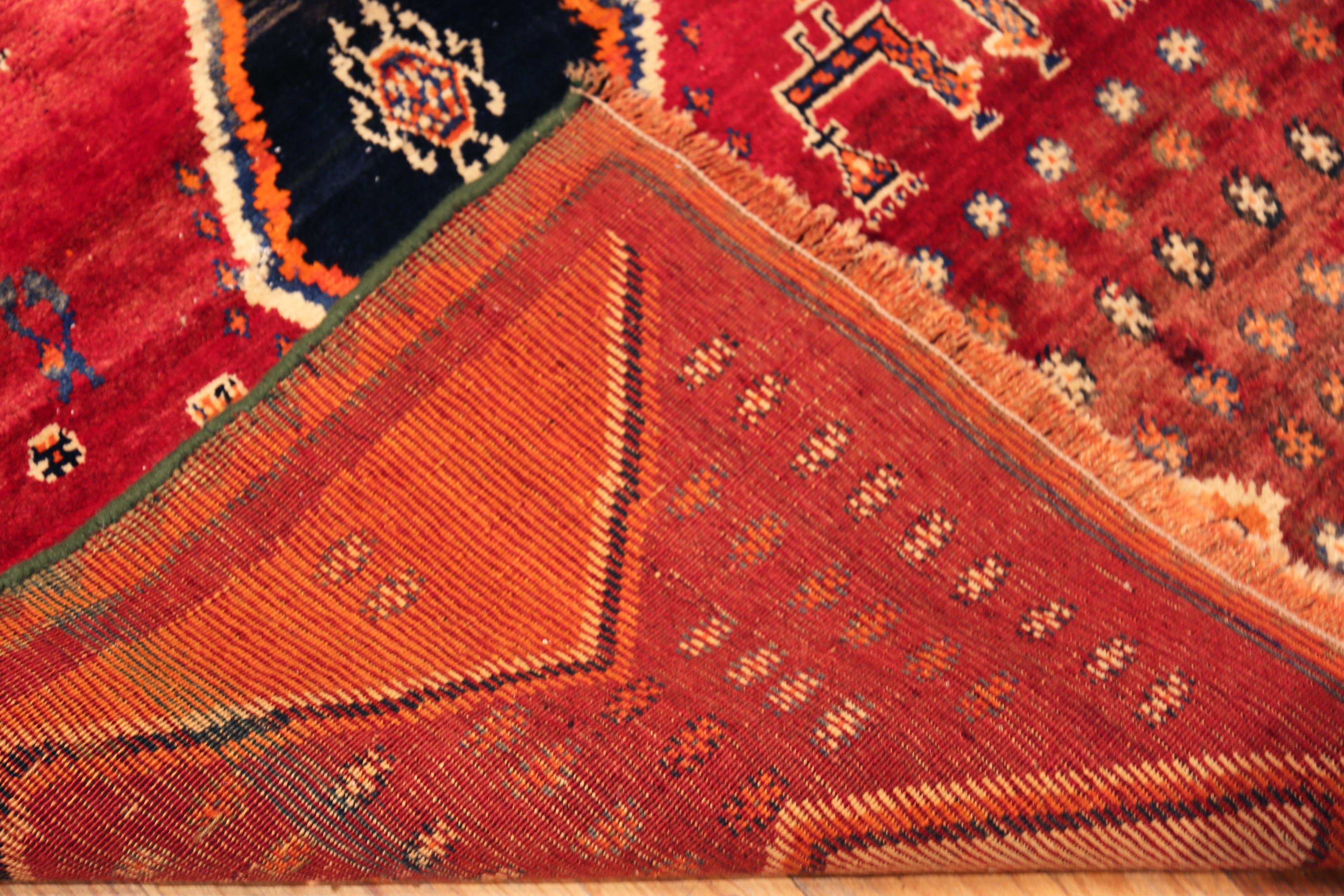  Persischer Gabbeh-Teppich im Stammesstil, circa Datum: Vintage By
