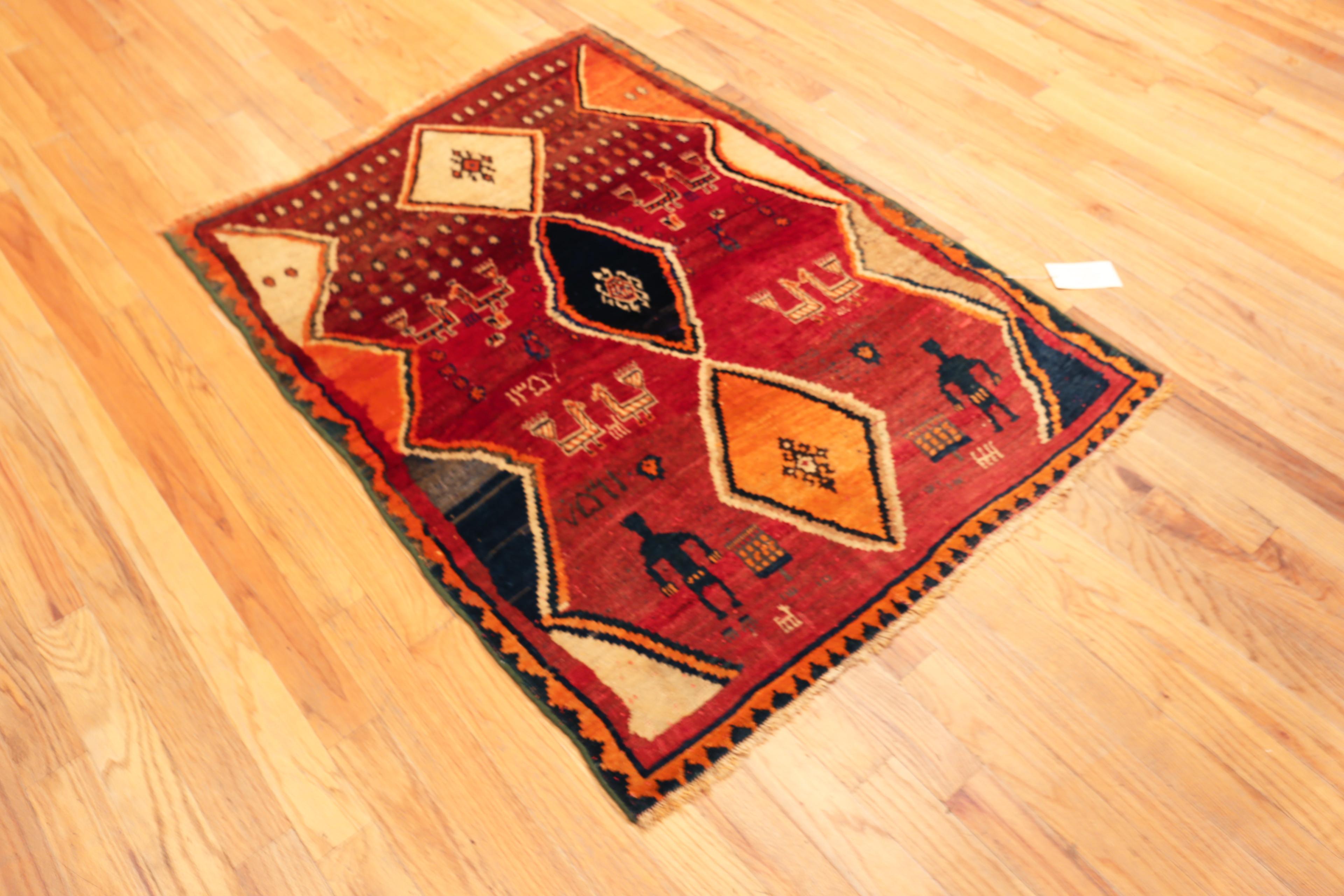 Nazmiyal Collection Tribal Vintage Persisch Gabbeh Teppich 4 ft x 5 ft 1 in (Stammeskunst) im Angebot