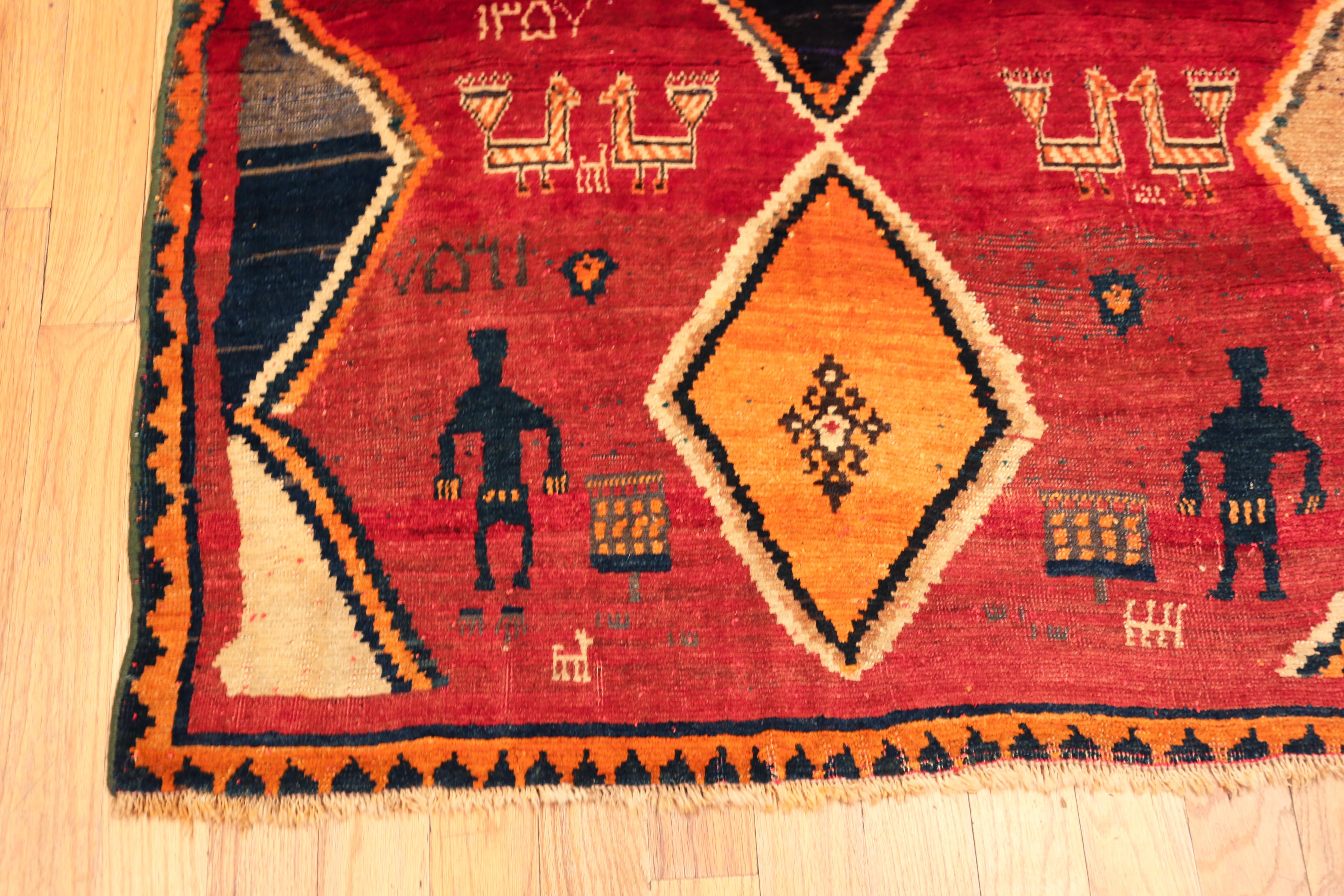 Nazmiyal Collection Tribal Vintage Persisch Gabbeh Teppich 4 ft x 5 ft 1 in (Handgeknüpft) im Angebot