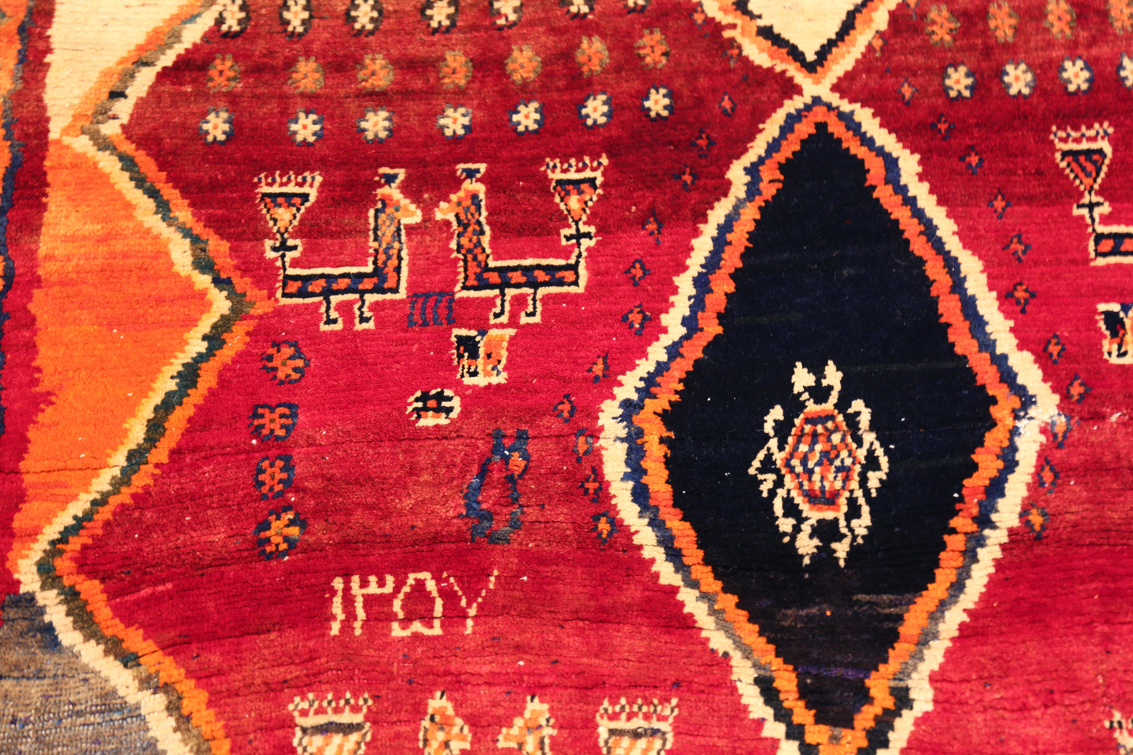 Nazmiyal Collection Tribal Vintage Persisch Gabbeh Teppich 4 ft x 5 ft 1 in im Zustand „Gut“ im Angebot in New York, NY