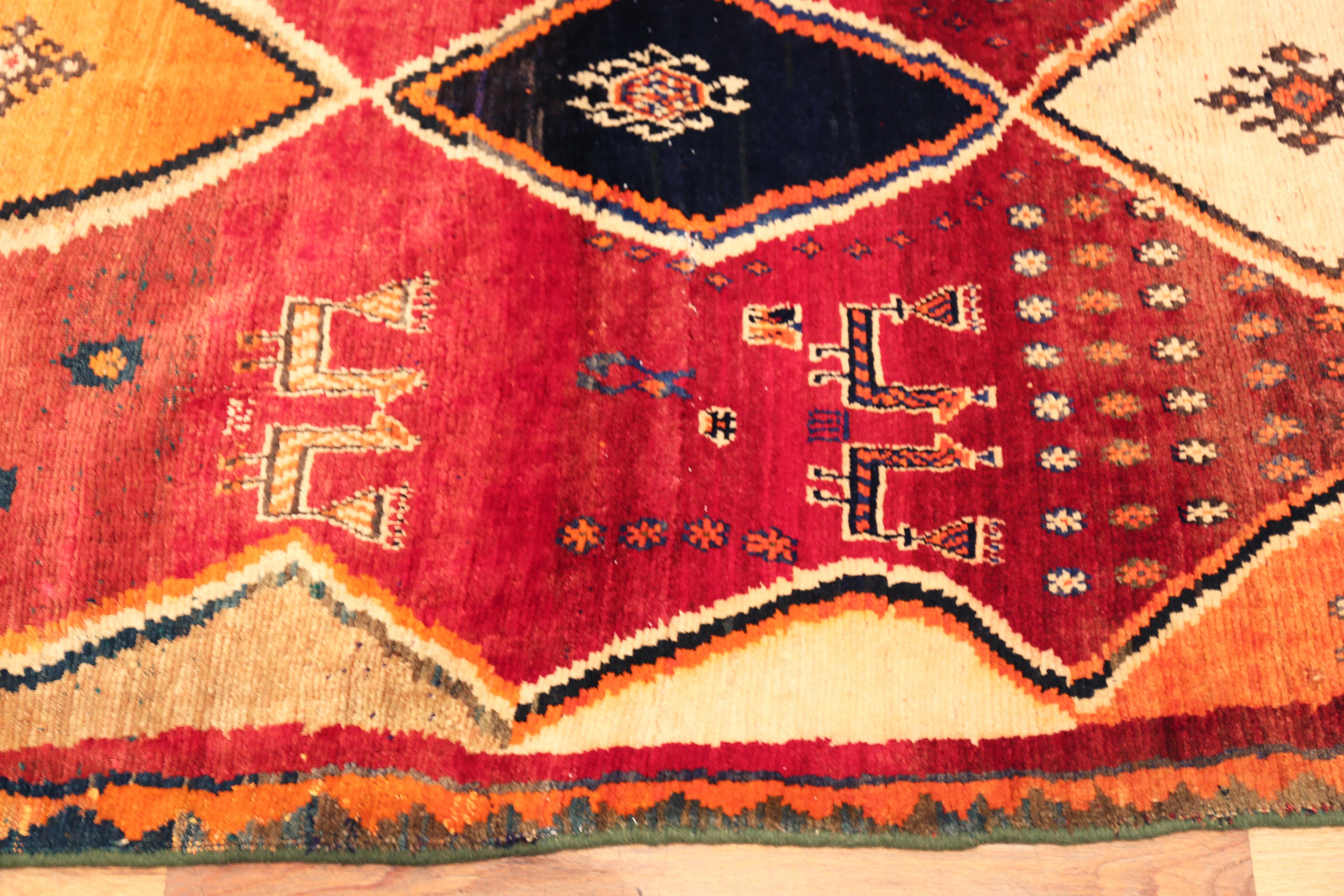 Nazmiyal Collection Tribal Vintage Persisch Gabbeh Teppich 4 ft x 5 ft 1 in (20. Jahrhundert) im Angebot