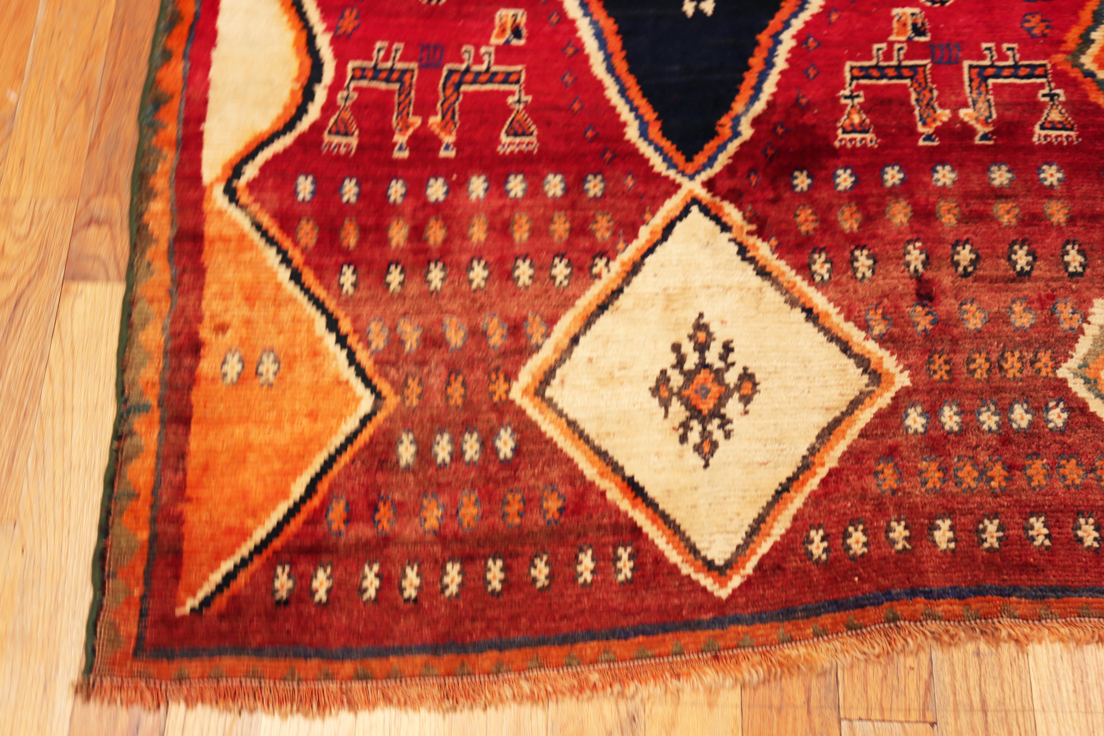 Nazmiyal Collection Tribal Vintage Persisch Gabbeh Teppich 4 ft x 5 ft 1 in (Wolle) im Angebot
