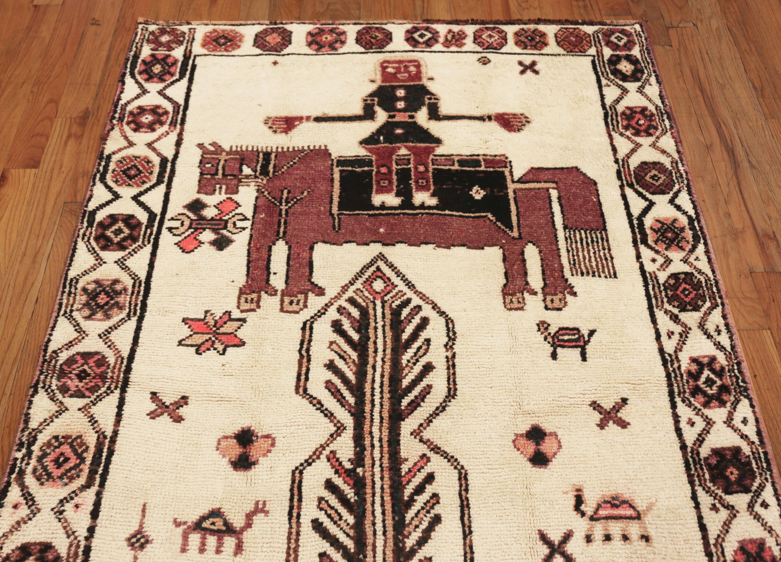 Tappeto runner persiano Balouch vintage tribale e giocoso, Paese d'origine: Tappeto persiano, Data di produzione: Vintage