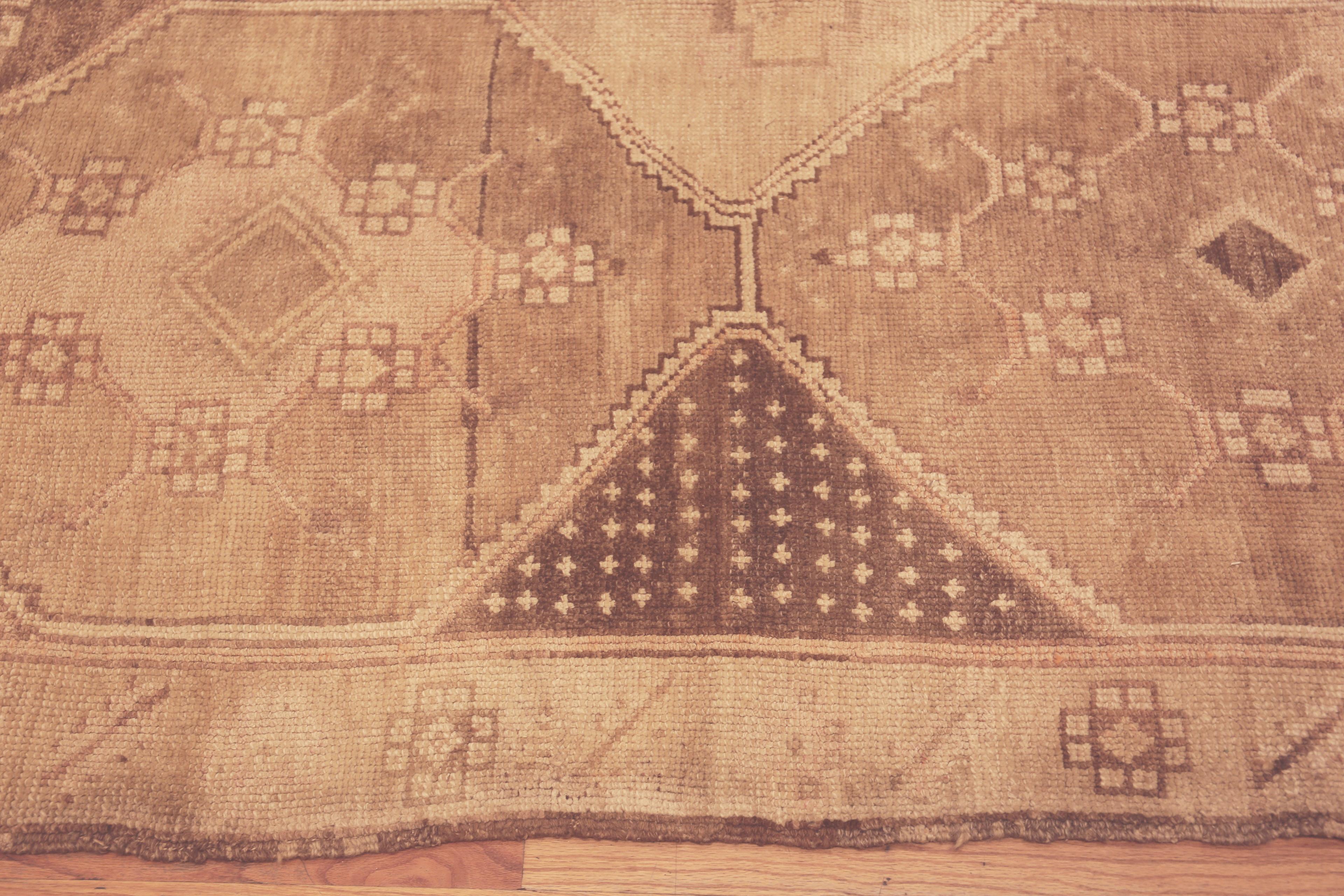 Langer und schmaler geometrischer türkischer Vintage-Teppich von Kars. Herkunftsland: Türkei, Circa-Datum: Vintage - Kars ist ein Gebiet, das im Laufe seiner jahrhundertelangen Existenz viele kulturelle Einflüsse erlebt hat. Jede dieser Gruppen hat