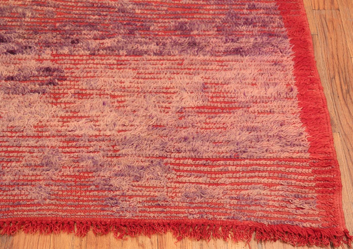 20ième siècle Tapis berbère marocain rouge vintage. 6 pieds 1 pouces x 10 pieds 9 pouces en vente