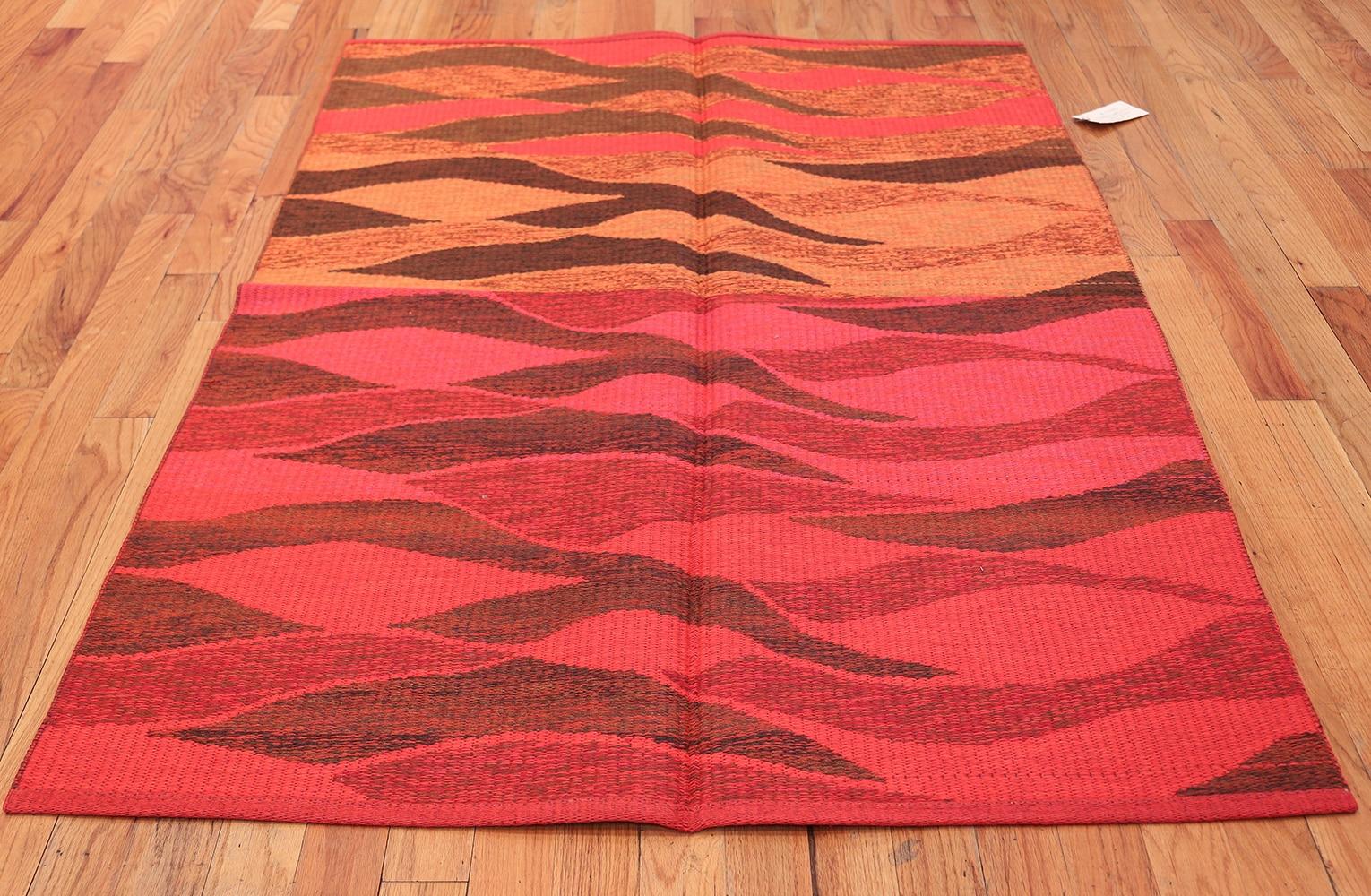 Ein schöner und sehr artistischer schwedischer Vintage-Kilim aus der Mitte des Jahrhunderts, Herkunft: Schweden, CIRCA: Mitte des 20. Jahrhunderts Dieser farbenfrohe Vintage-Teppich zeigt ellipsenförmige, sich wiederholende geometrische Motive, die