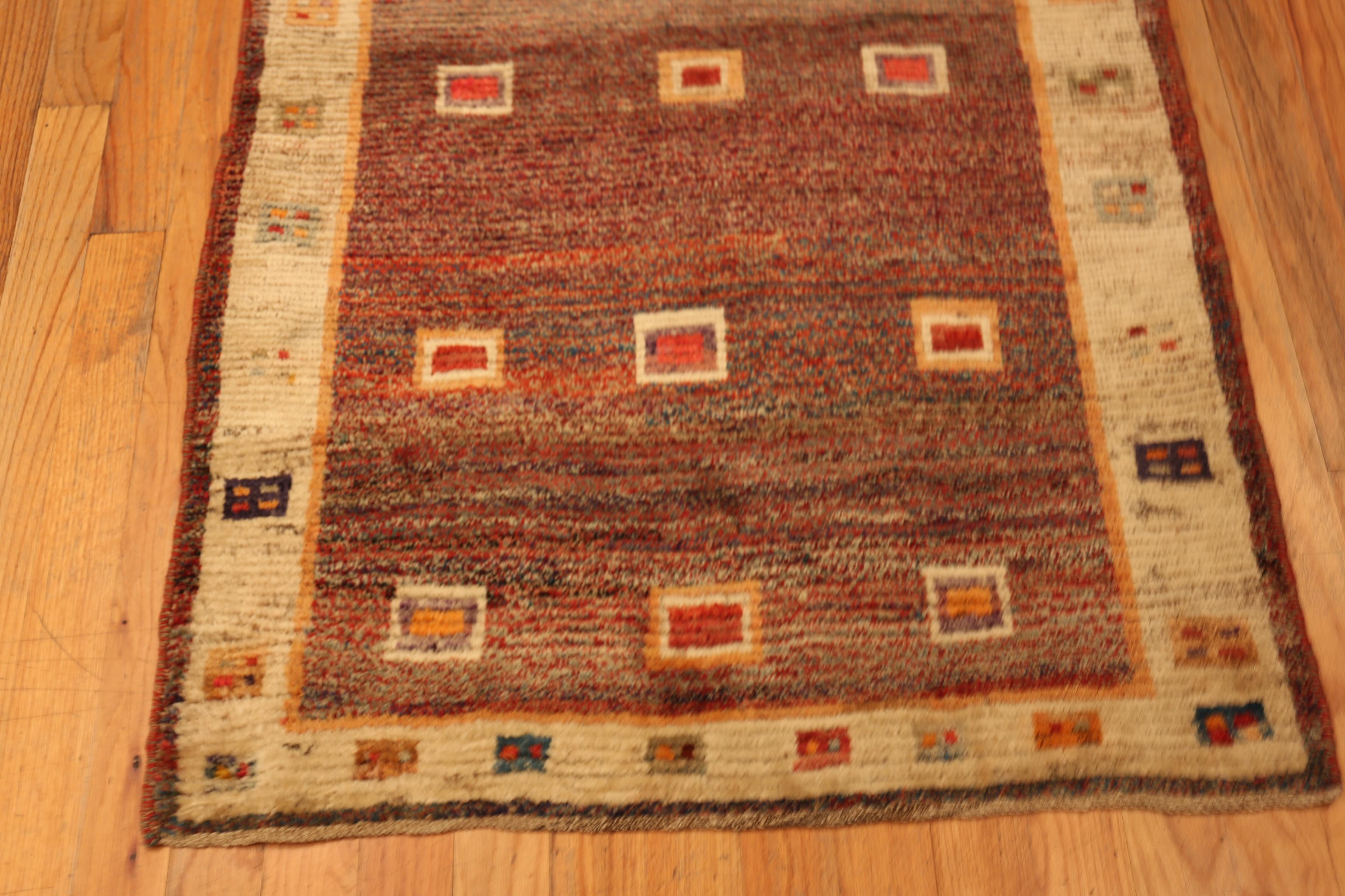 Vintage Persian Gabbeh Rug Floating Square Motifs Tribal Simplicity, Country of Origin: Persien, CIRCA Datum: Vintage By
