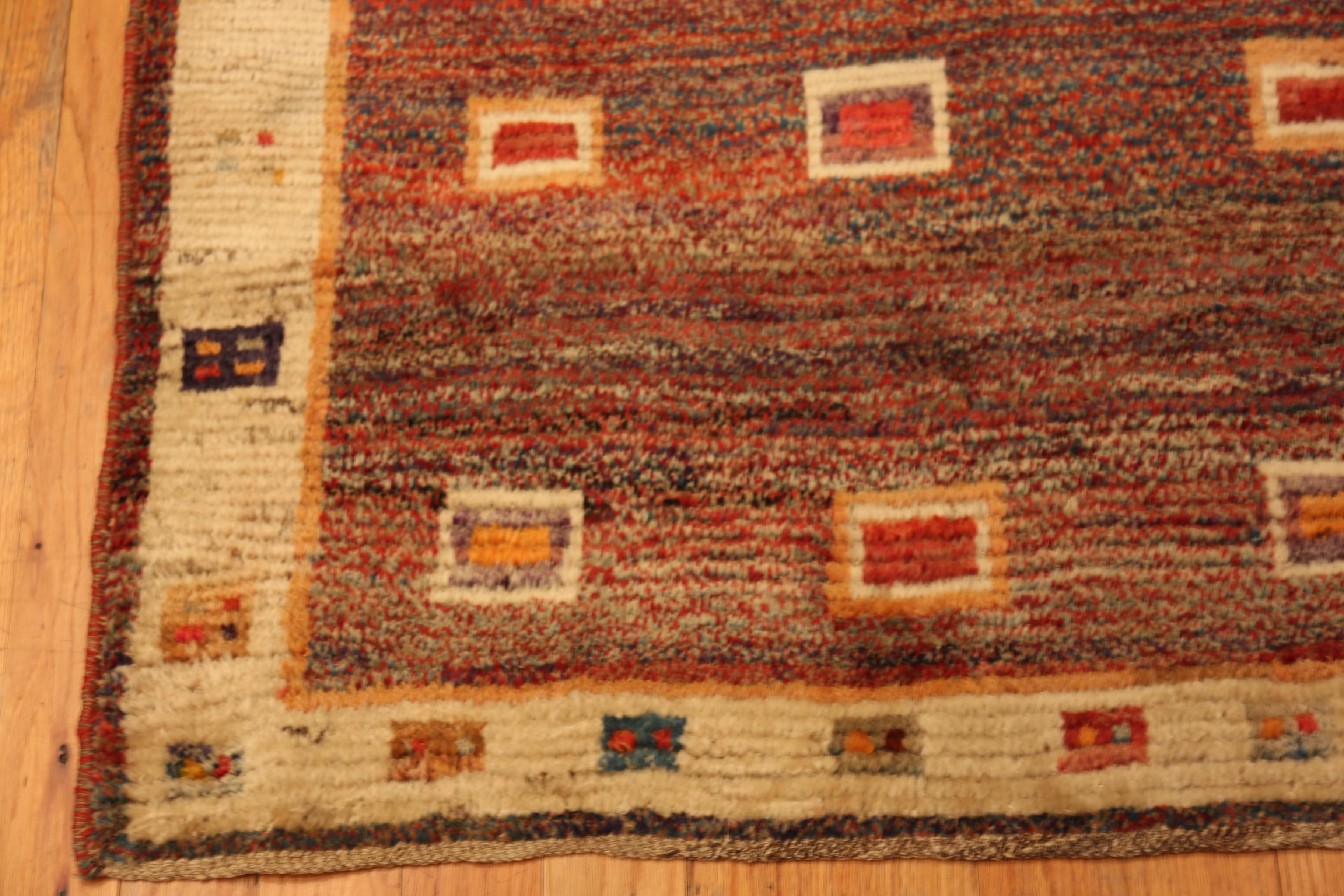 Nazmiyal Collection Vintage Gabbeh Teppich Quadratische Motive 3 ft 7 in x 5 ft 6 in (Stammeskunst) im Angebot