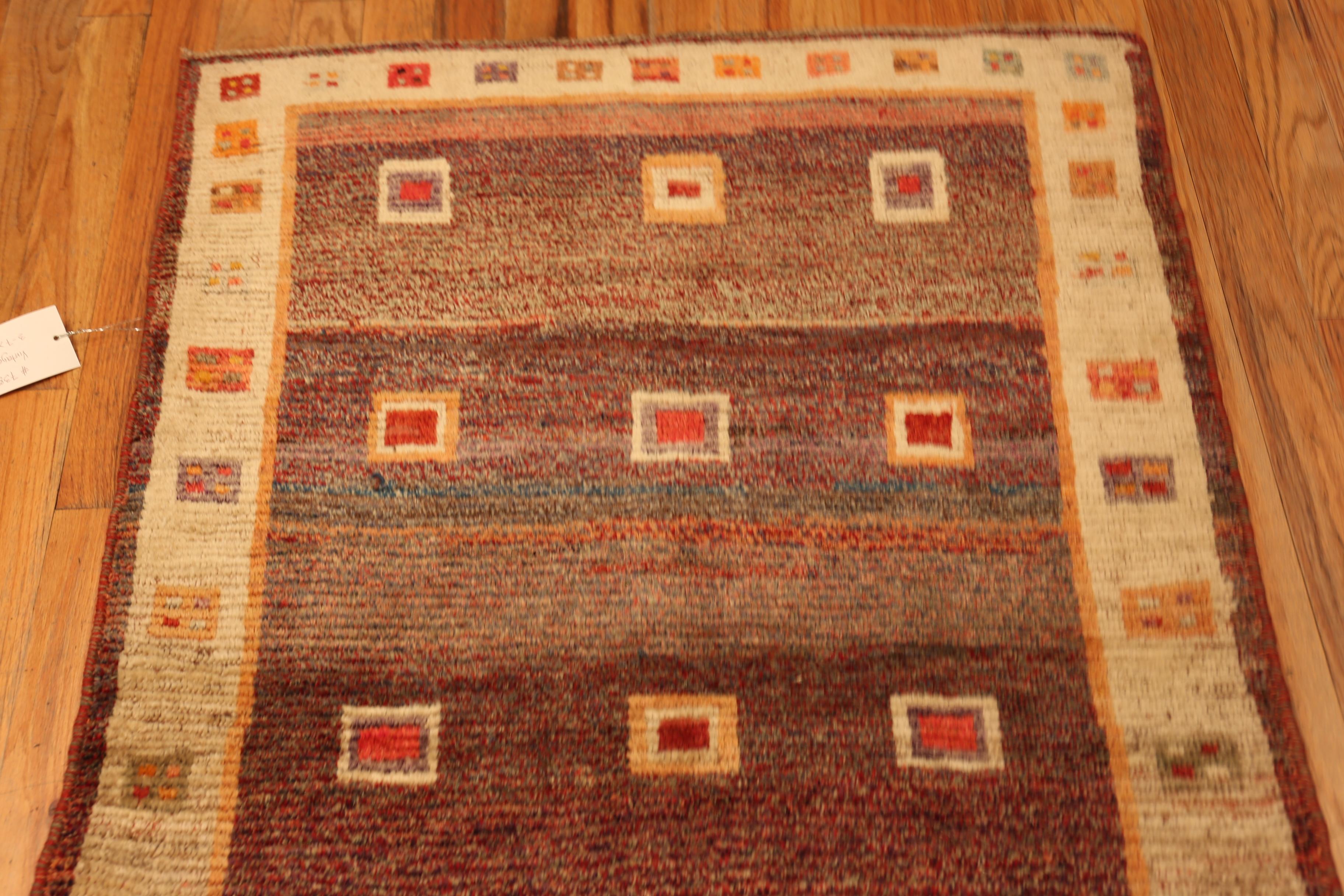 Nazmiyal Collection Vintage Gabbeh Teppich Quadratische Motive 3 ft 7 in x 5 ft 6 in (Persisch) im Angebot