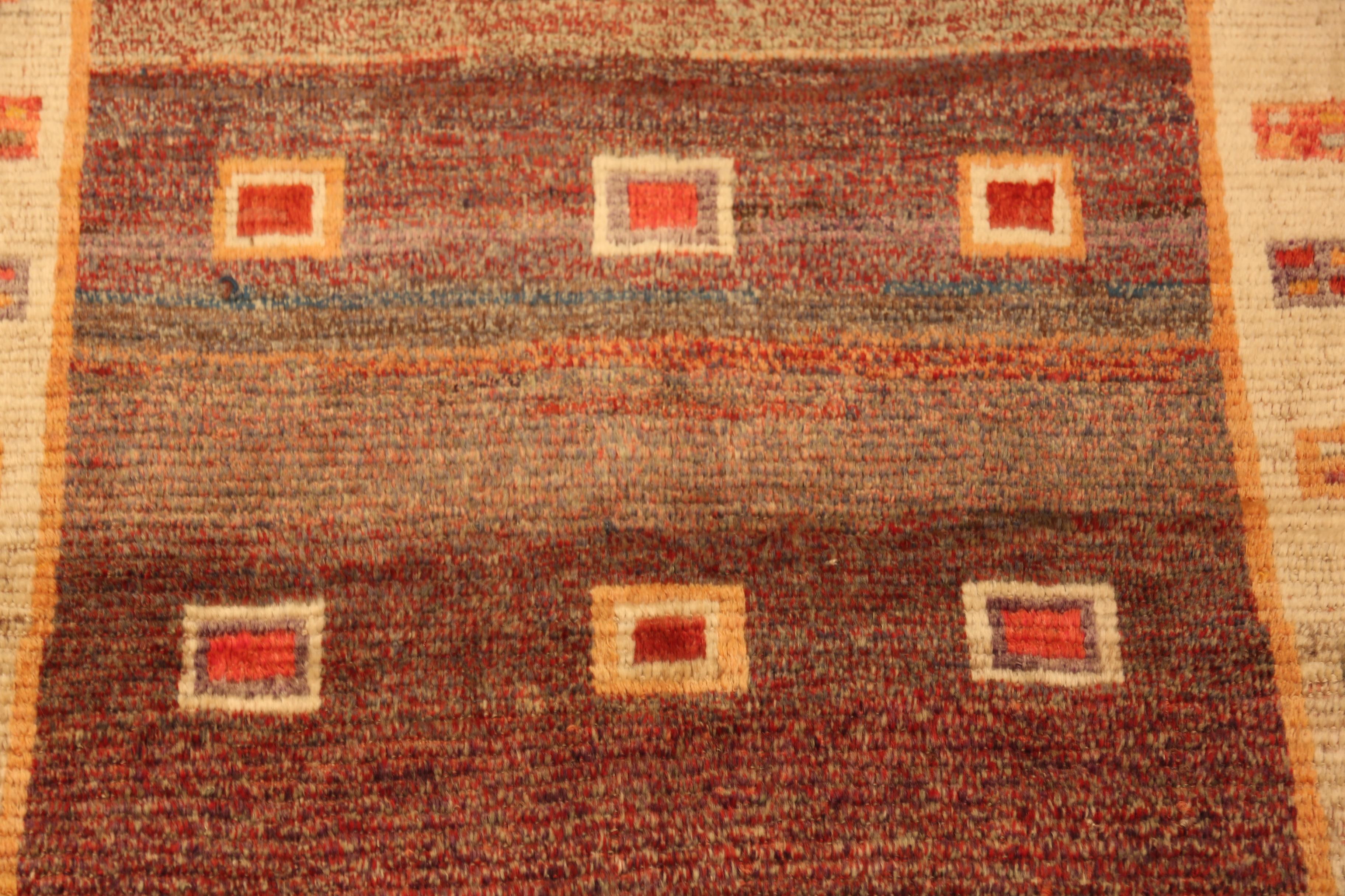 Nazmiyal Collection Vintage Gabbeh Teppich Quadratische Motive 3 ft 7 in x 5 ft 6 in (Handgeknüpft) im Angebot