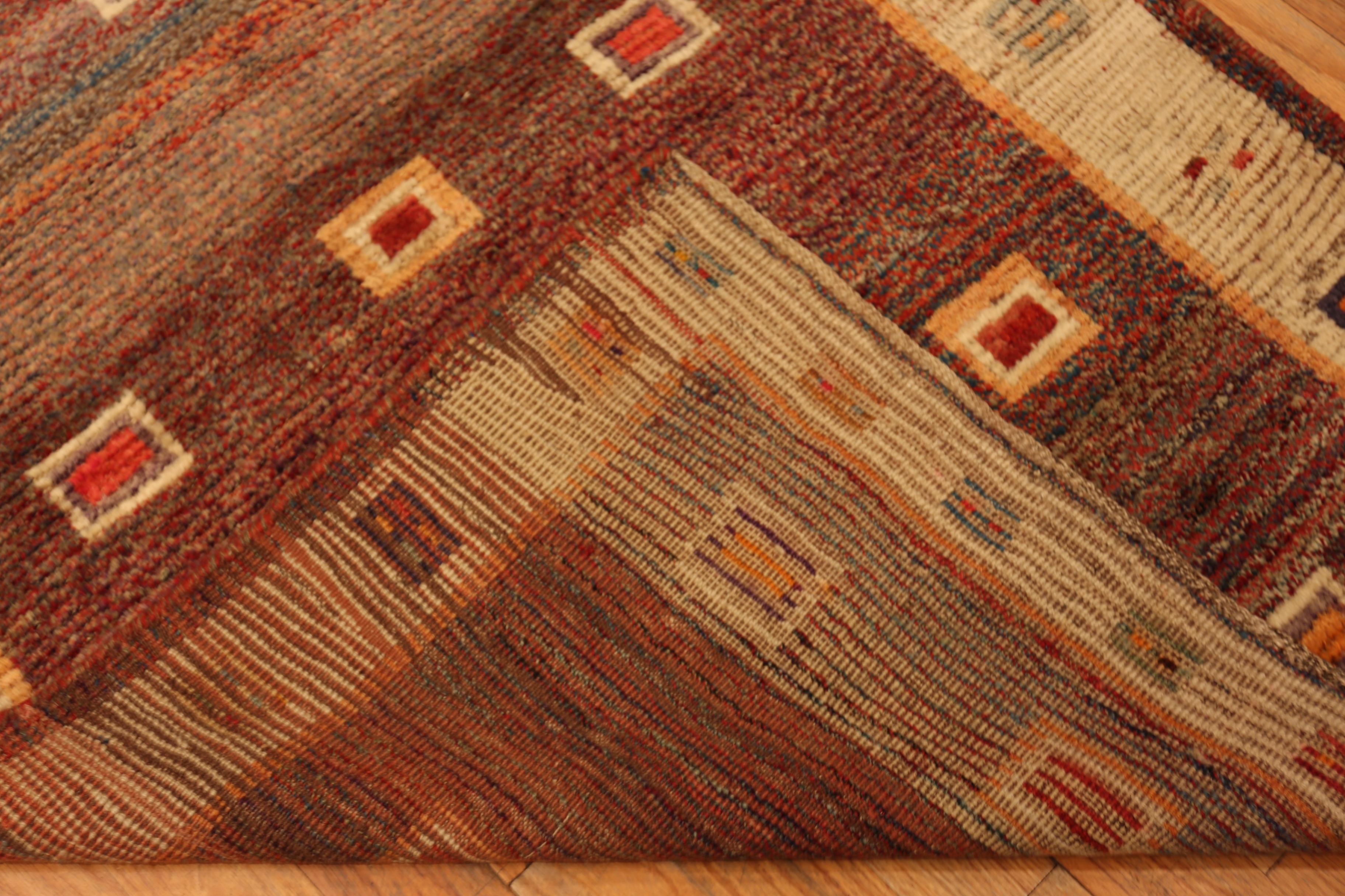 Nazmiyal Collection Vintage Gabbeh Teppich Quadratische Motive 3 ft 7 in x 5 ft 6 in im Zustand „Gut“ im Angebot in New York, NY