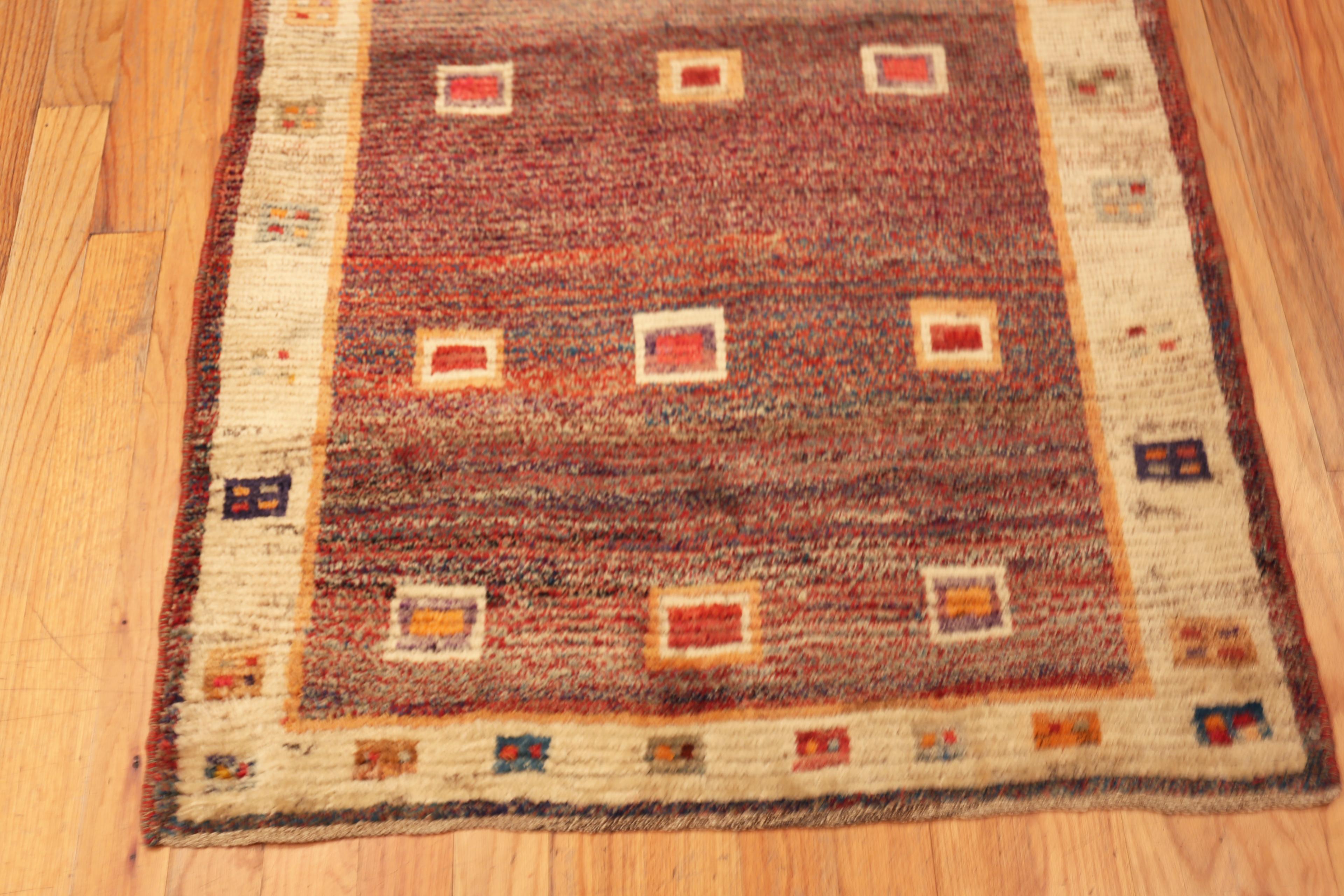 Vintage Persian Gabbeh Teppich mit schwebenden quadratischen Motiven und Stammesschlichtheit, Herkunftsland: Persien, CIRCA Datum: Vintage By