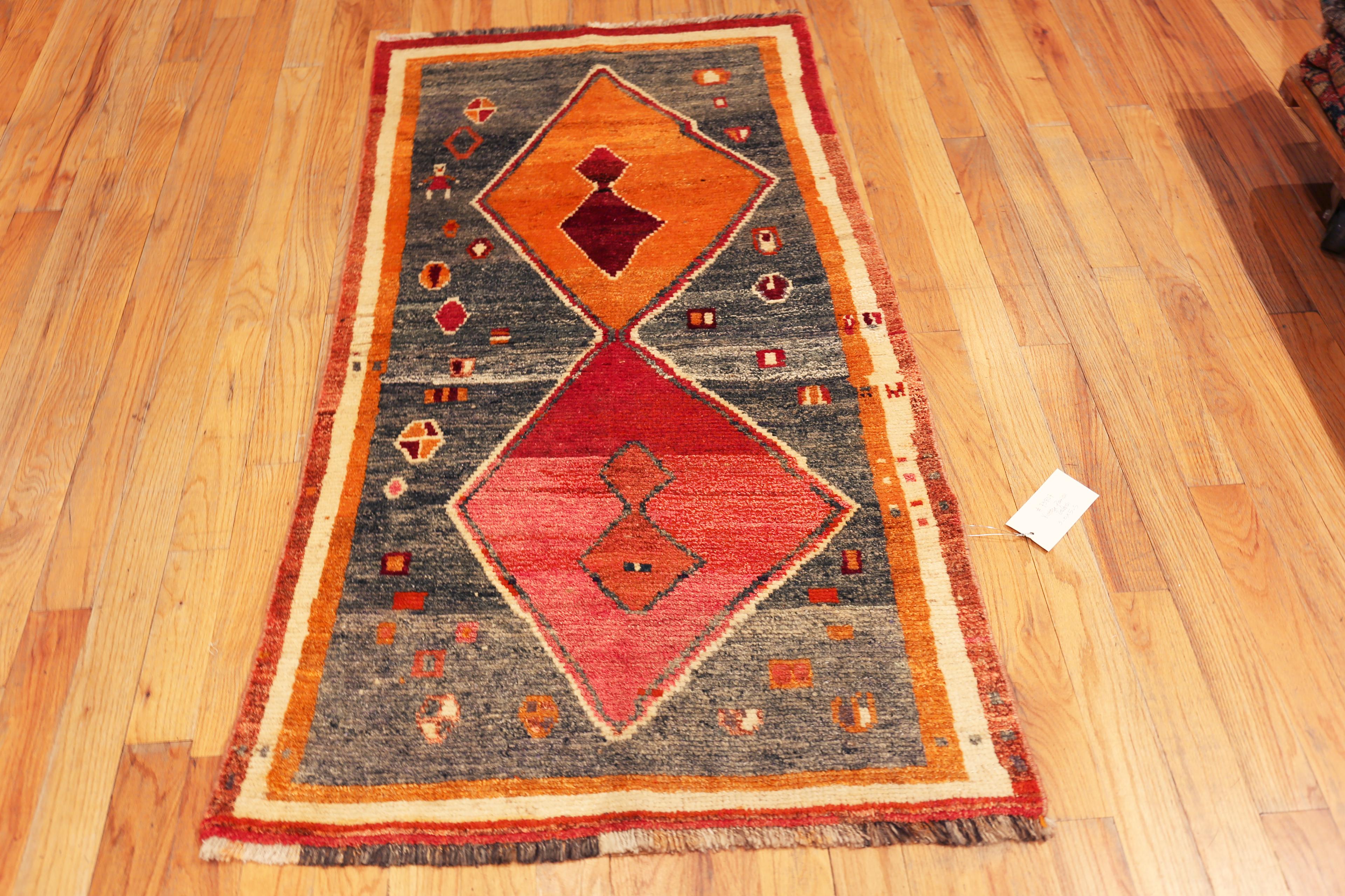 Vintage Persian Gabbeh Teppich mit Stammesgeometrie und Wüstensonnenuntergang Palette, Herkunftsland: Persien, CIRCA Datum: Vintage By