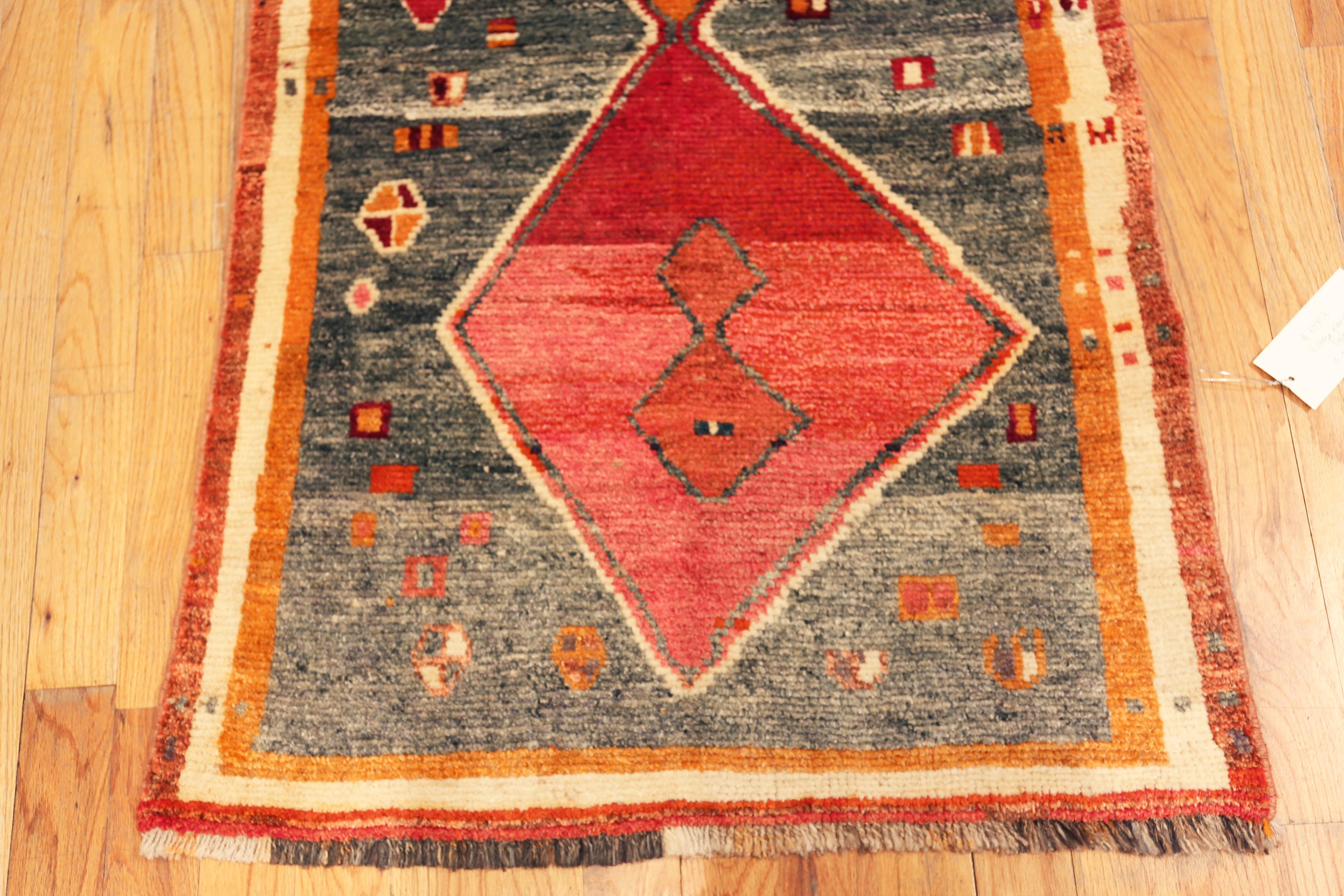 Nazmiyal Collection Vintage Gabbeh Teppich Stammes-Sonnenuntergang Palette 3 ft x 5 ft 5 in (Stammeskunst) im Angebot