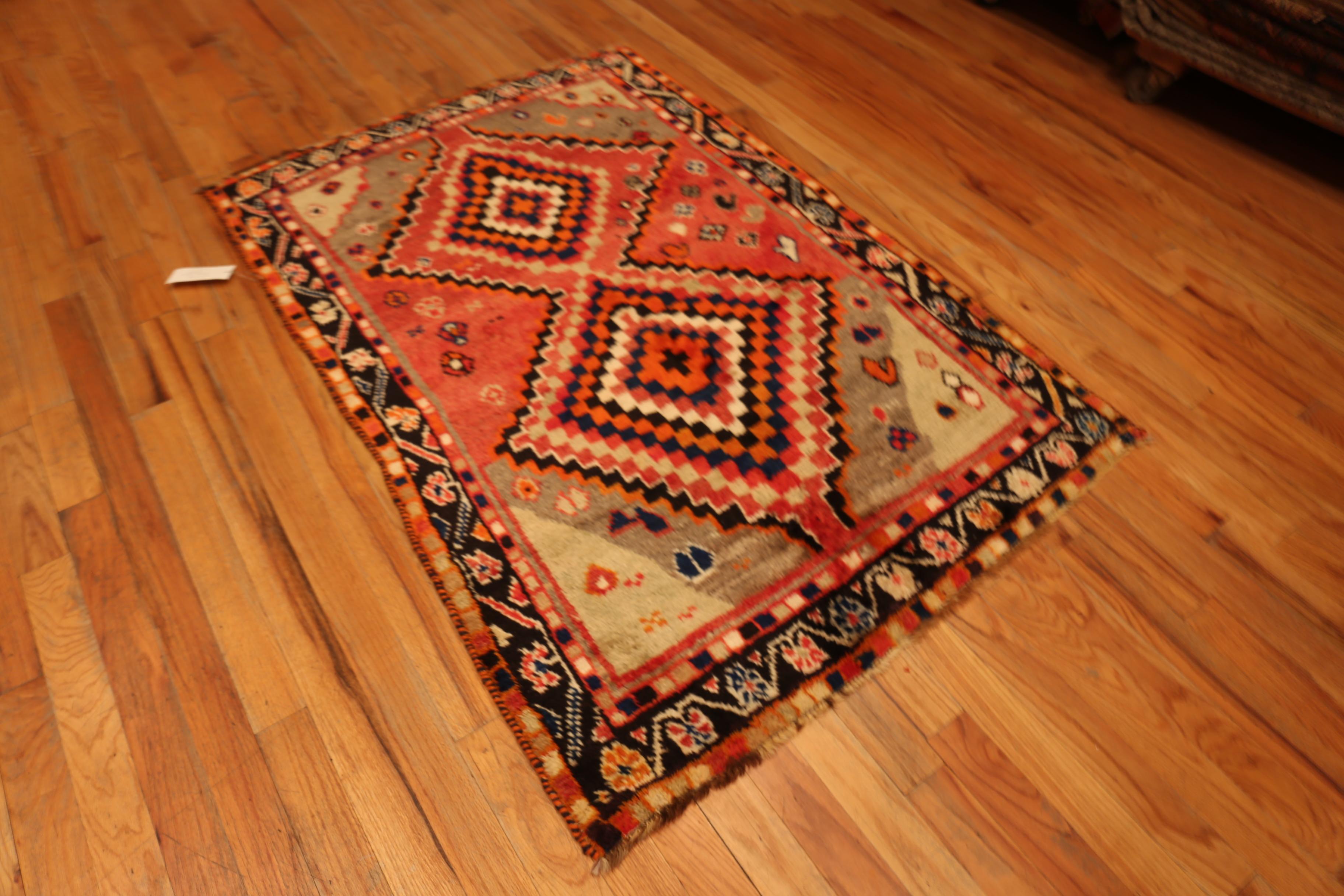 Vintage Persischer Gabbeh Teppich mit lebhaften Schachbrettmuster-Medaillons, Herkunft: Persien, CIRCA Datum: Vintage By