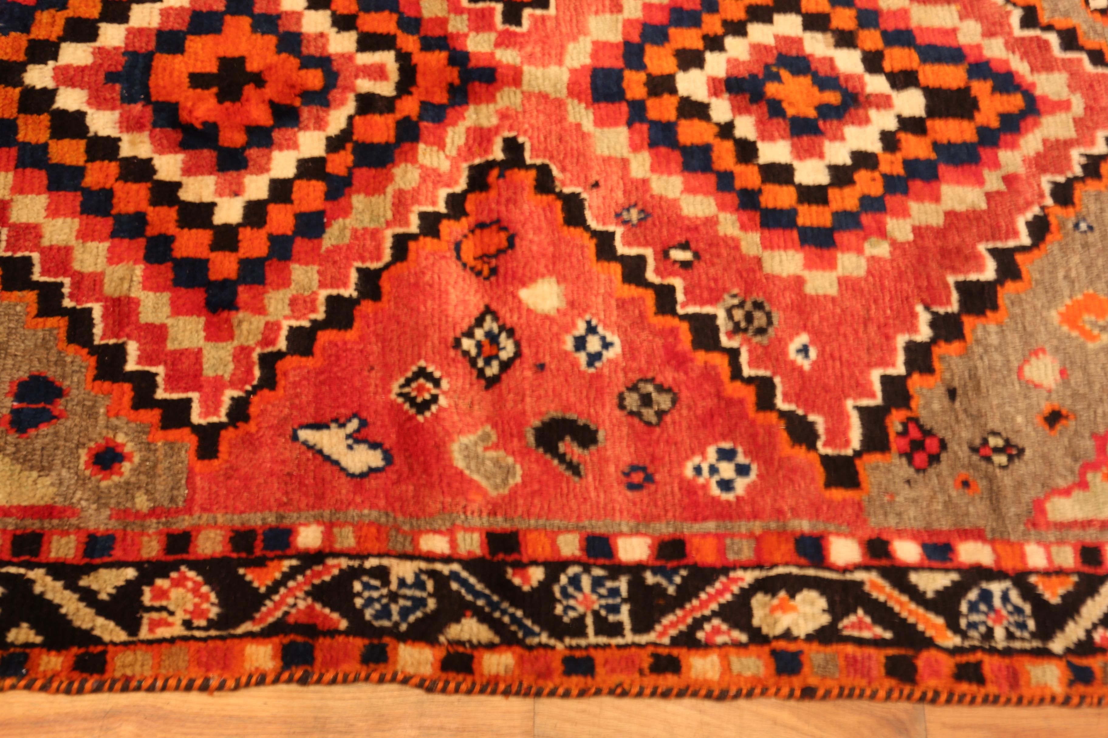 Nazmiyal Collection Vintage Gabbeh Teppich mit Diamant-Medaillons 4 ft x 6 ft (Stammeskunst) im Angebot