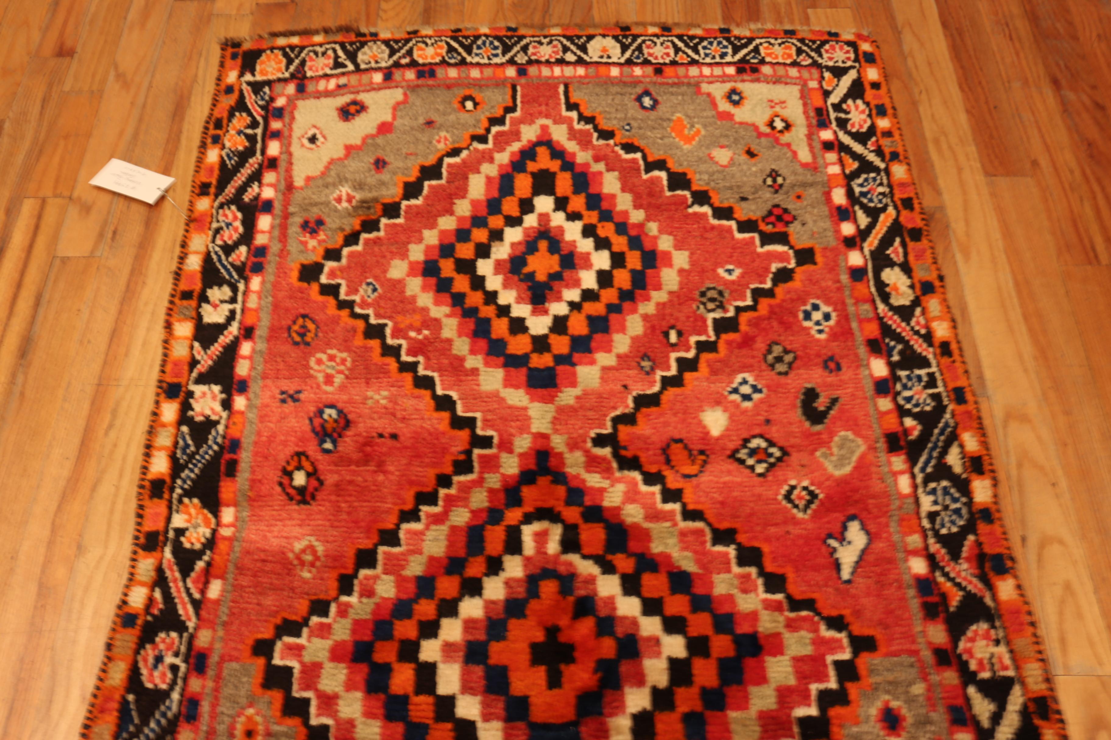 Nazmiyal Collection Vintage Gabbeh Teppich mit Diamant-Medaillons 4 ft x 6 ft (Persisch) im Angebot