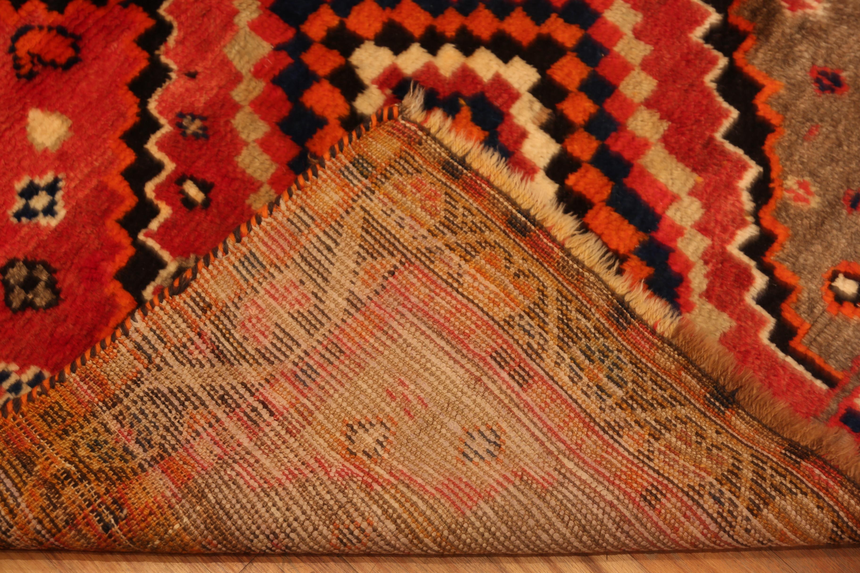 Nazmiyal Collection Vintage Gabbeh Teppich mit Diamant-Medaillons 4 ft x 6 ft (Handgeknüpft) im Angebot