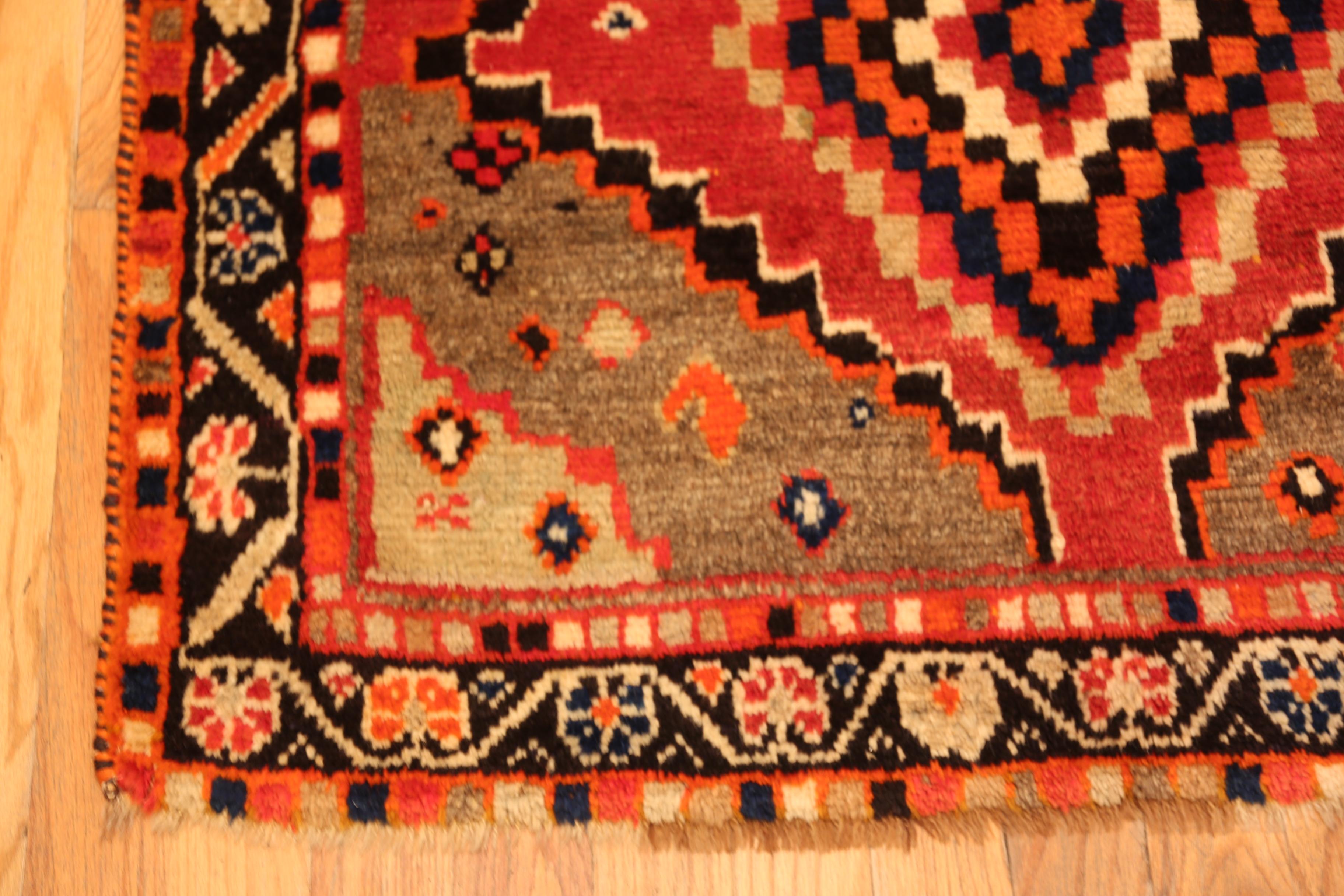 Nazmiyal Collection Vintage Gabbeh Teppich mit Diamant-Medaillons 4 ft x 6 ft im Zustand „Gut“ im Angebot in New York, NY