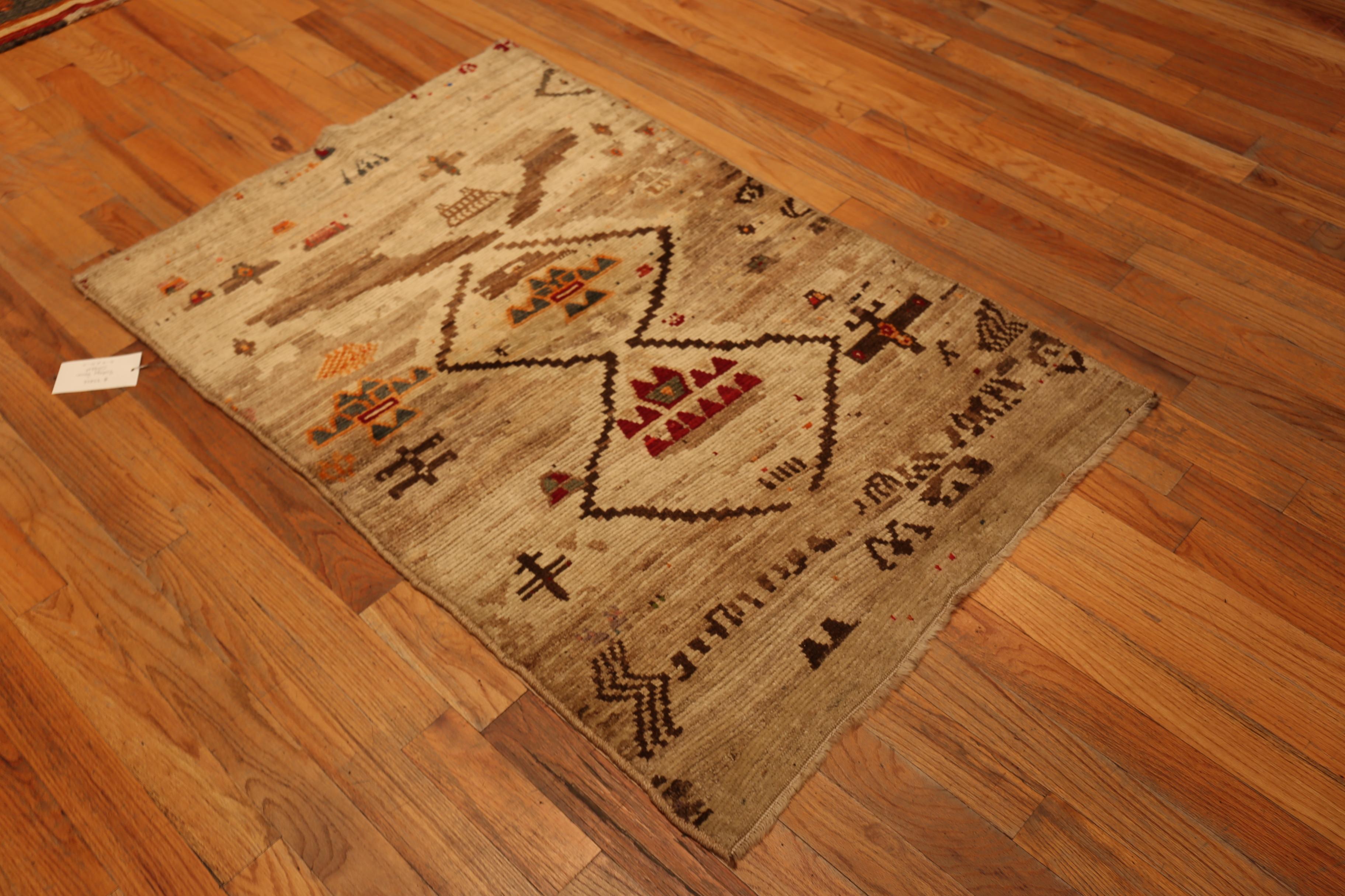 Vintage Persian Gabbeh Rug mit abstrakten Stammesglyphen und erdigen Wüstentönen, Herkunftsland: Persien, CIRCA Datum: Vintage By