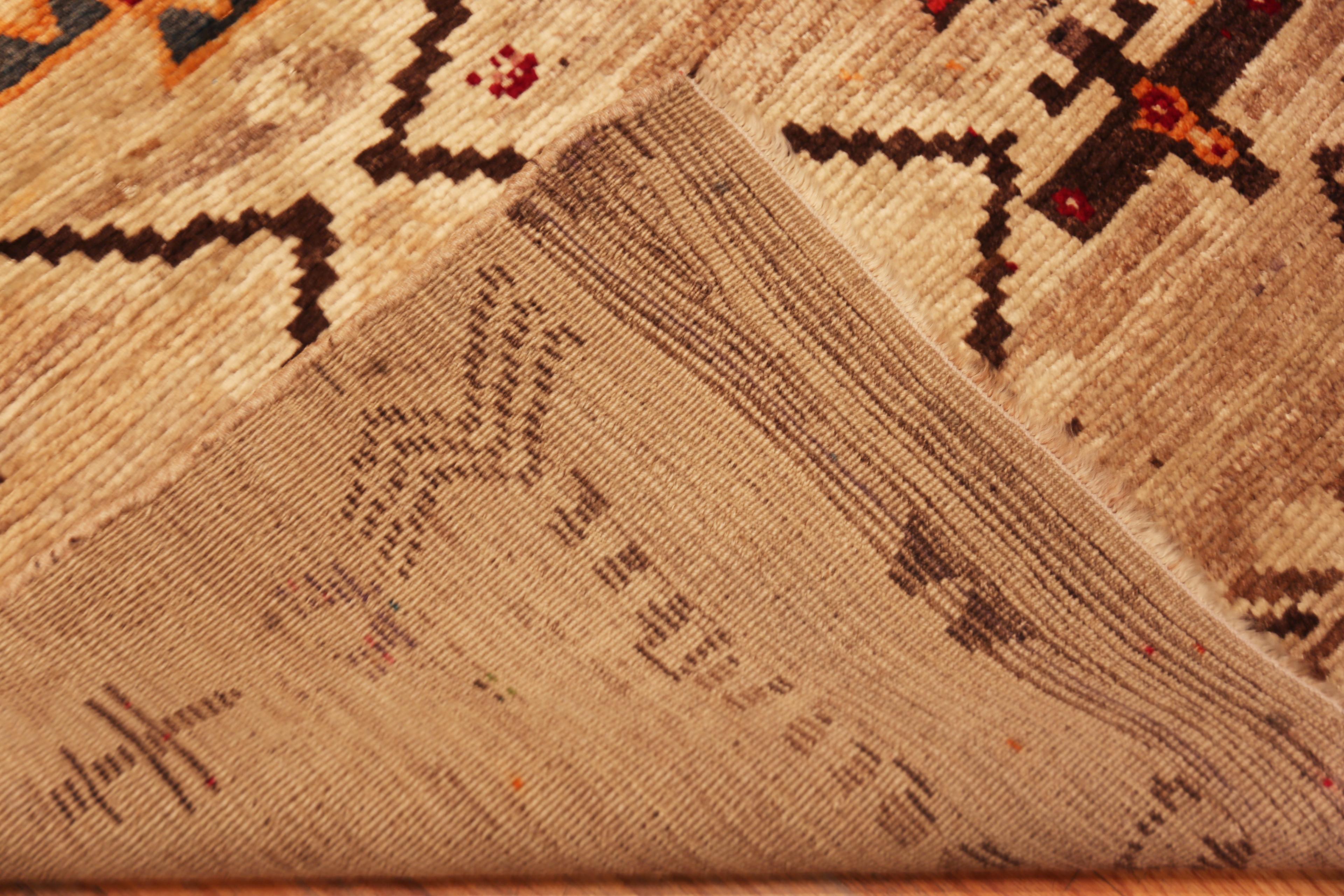 Vintage Persian Gabbeh Rug mit abstrakten Stammesglyphen und erdigen Wüstentönen, Herkunftsland: Persien, CIRCA Datum: Vintage By