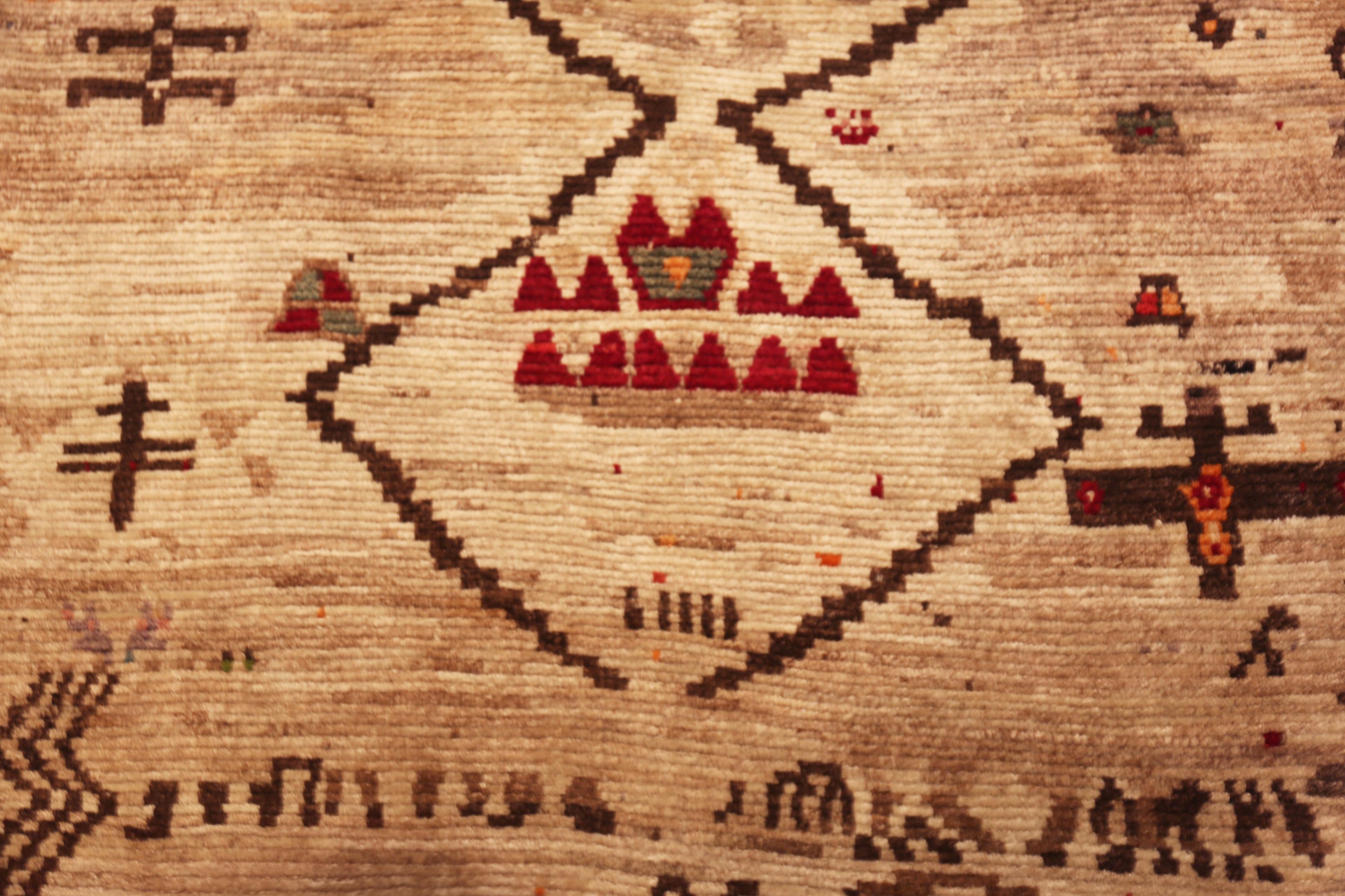 Nazmiyal Collection Vintage Gabbeh Teppich mit Tribal Glyphs 3 ft 3 in x 5 ft 5 in (Stammeskunst) im Angebot