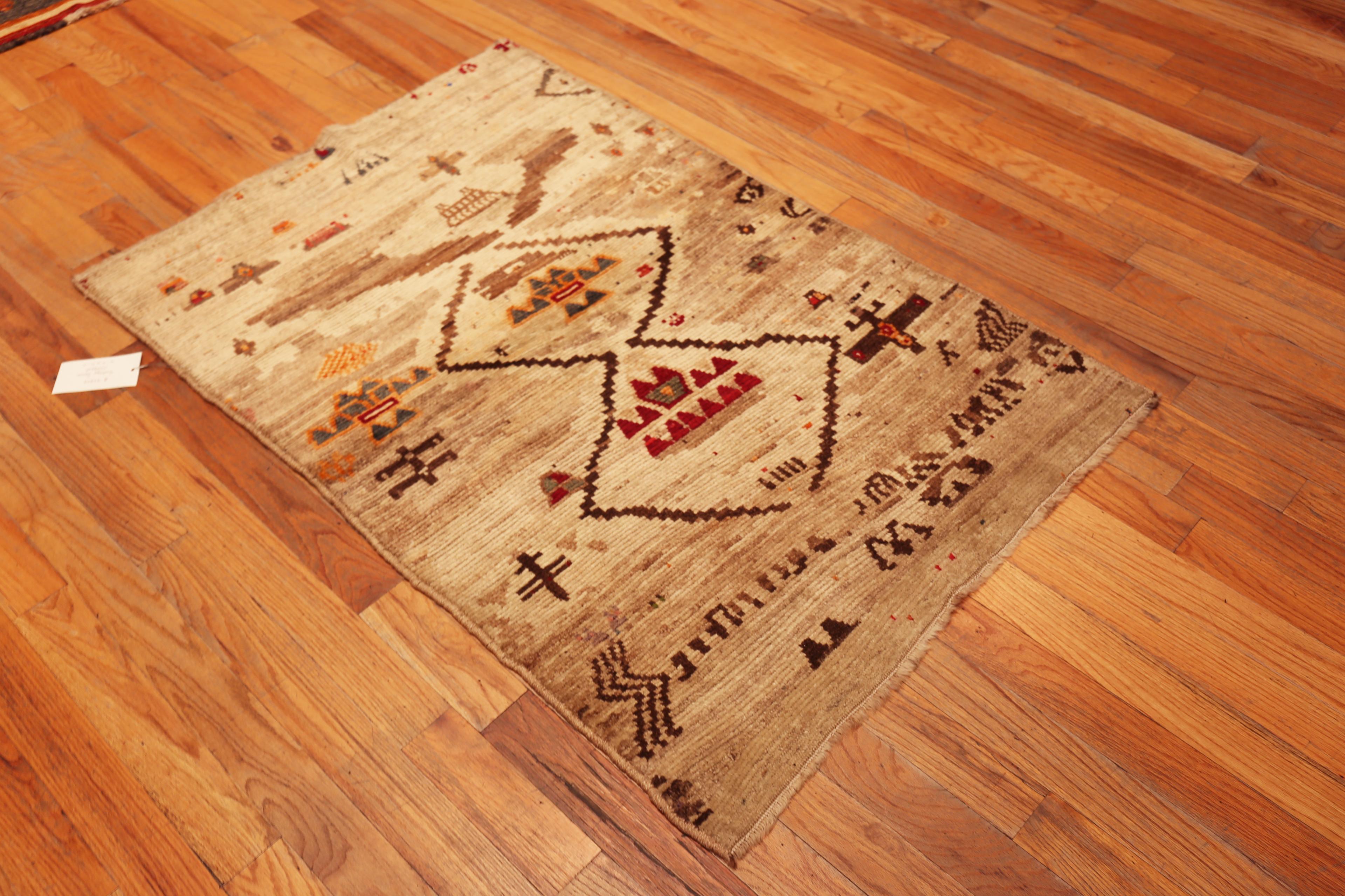 Nazmiyal Collection Vintage Gabbeh Teppich mit Tribal Glyphs 3 ft 3 in x 5 ft 5 in (Persisch) im Angebot