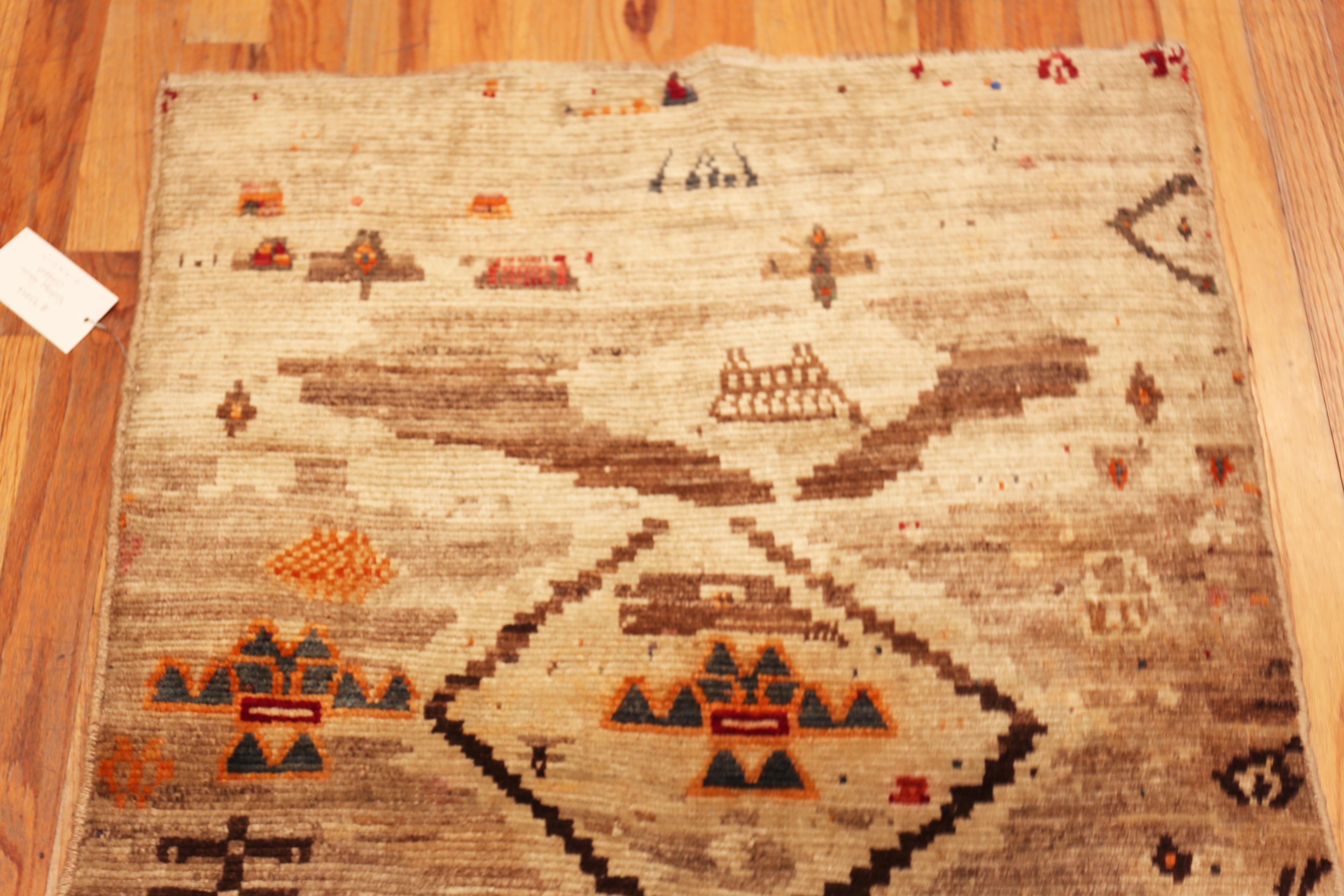 Nazmiyal Collection Vintage Gabbeh Teppich mit Tribal Glyphs 3 ft 3 in x 5 ft 5 in (Handgeknüpft) im Angebot