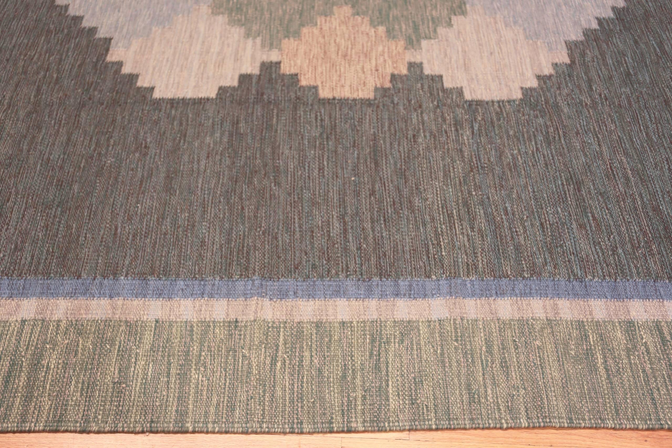 Scandinavo moderno Nazmiyal Collection Rug & Kilim svedese di ispirazione vintage. in vendita