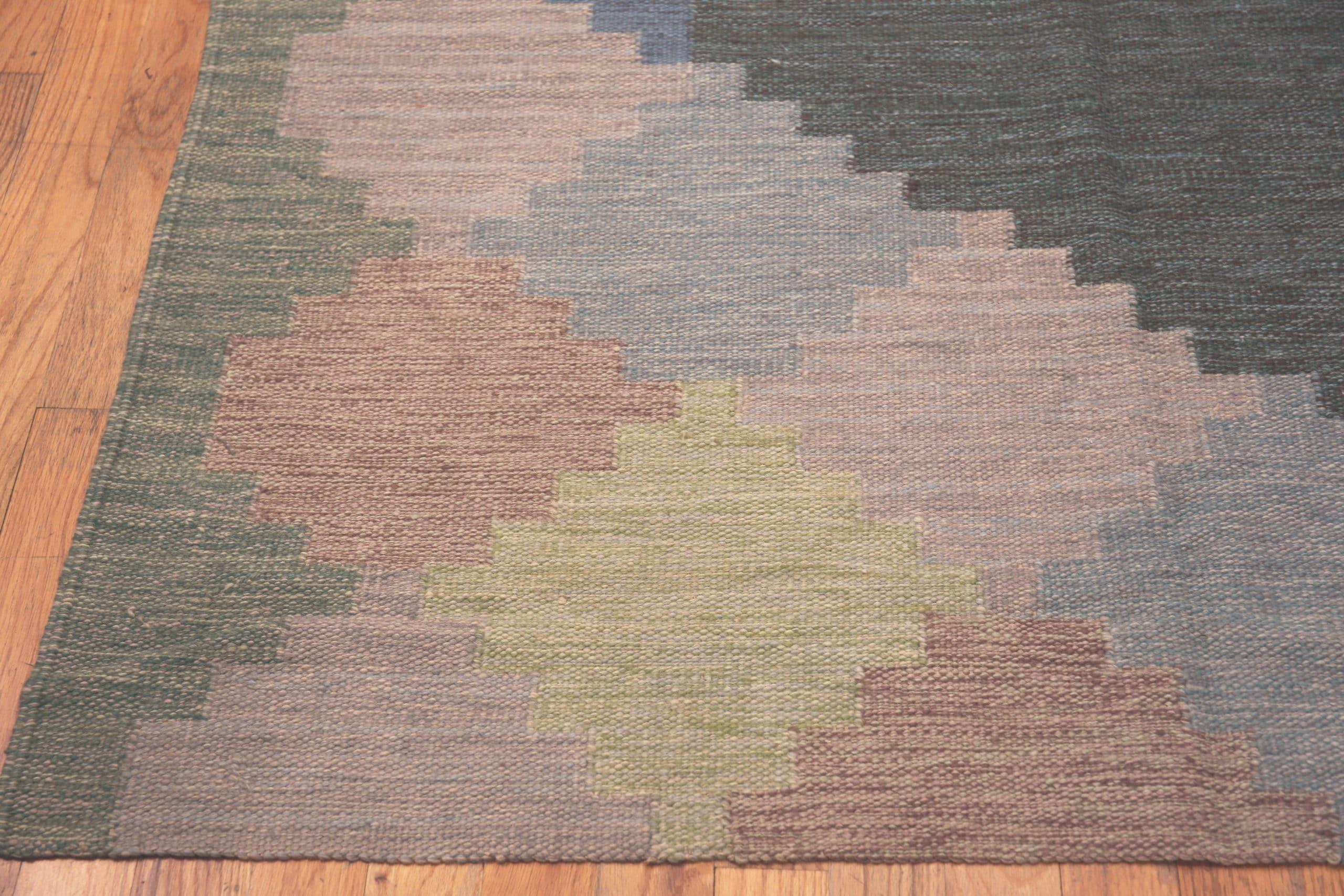 Pakistano Nazmiyal Collection Rug & Kilim svedese di ispirazione vintage. in vendita