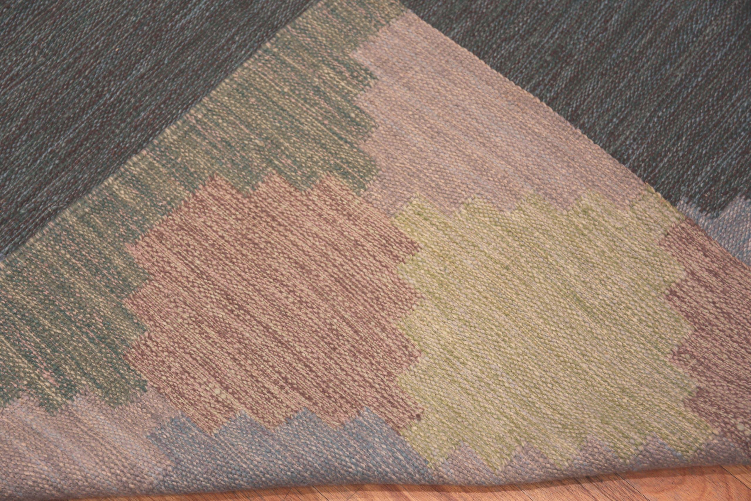XXI secolo e contemporaneo Nazmiyal Collection Rug & Kilim svedese di ispirazione vintage. in vendita