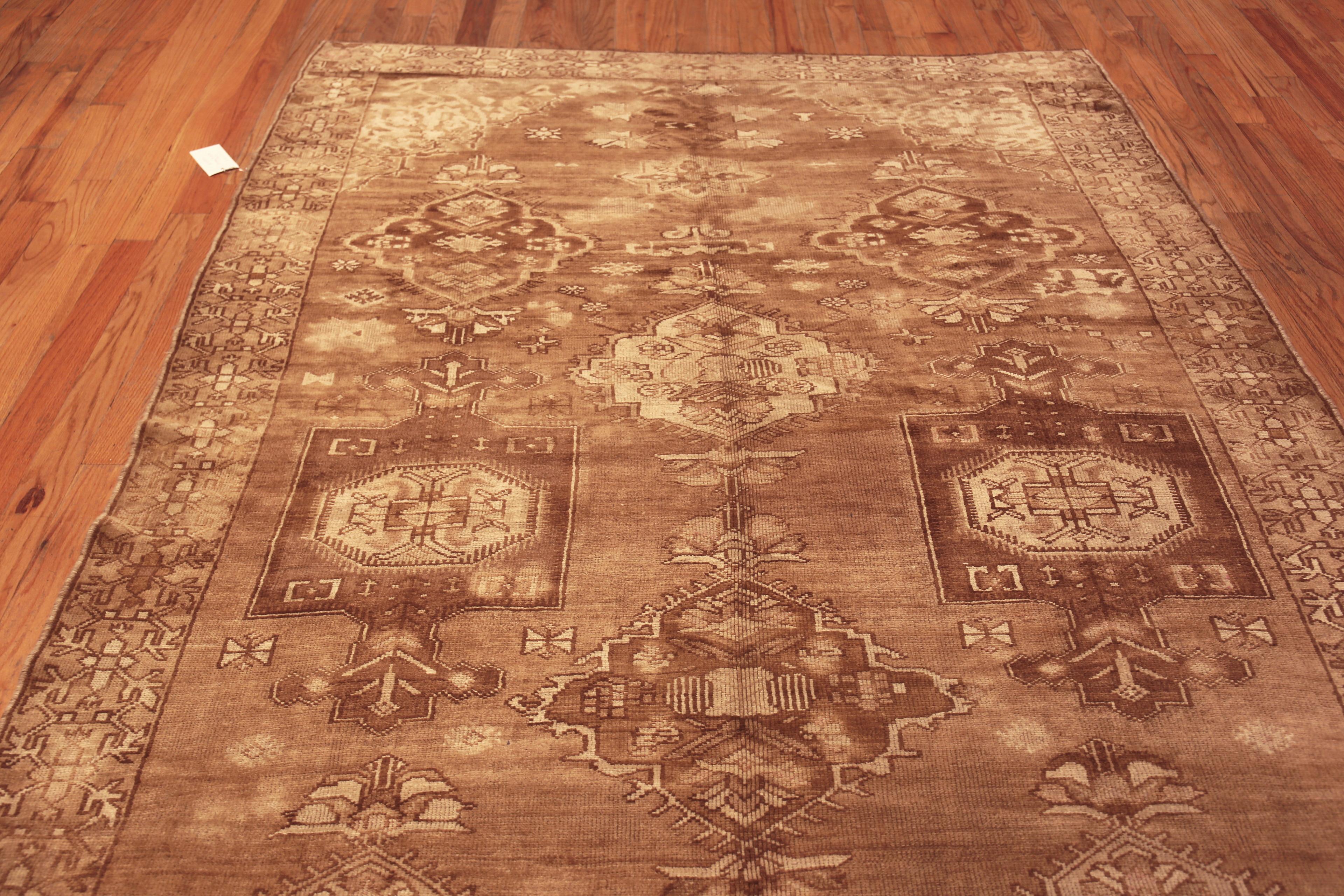 Schöne Brauntöne Primitive Orientalische Vintage Kars Teppich aus der Türkei, Herkunft: Türkei, Entstehungszeit: Vintage By 
