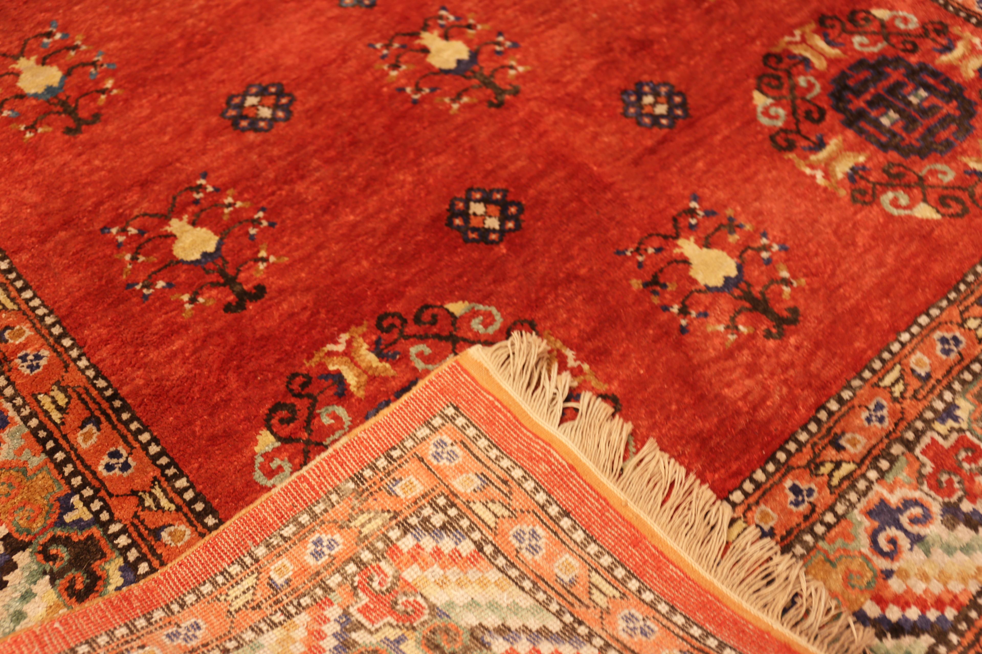 Strahlender Vintage-Seiden-Khotan-Teppich mit vielversprechendem Medaillon und leuchtend rotem Feld, Herkunftsland: Ostturkestan, CIRCA Datum: Vintage By