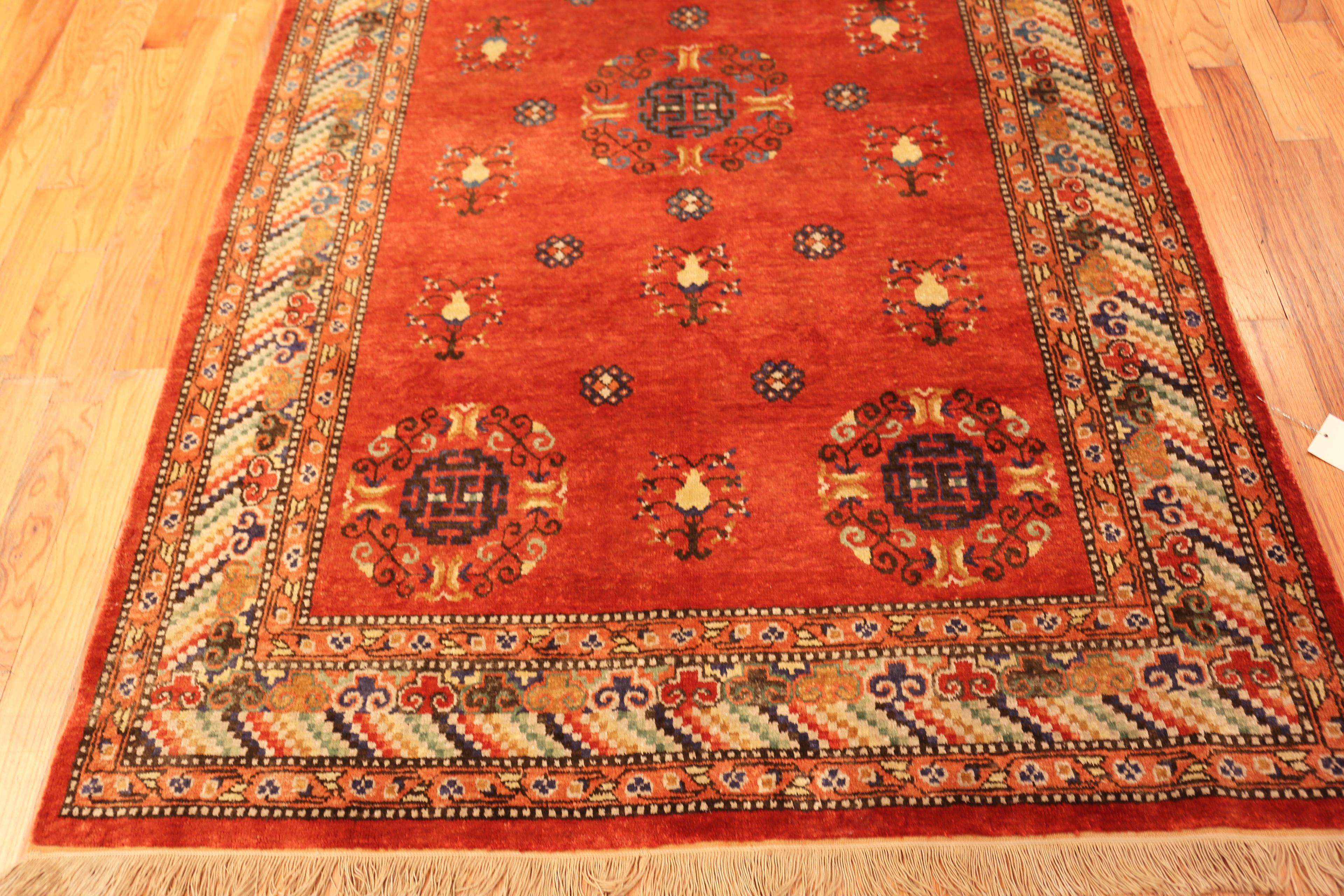 Nazmiyal Collection Vintage Khotan Teppich 5 ft x 8 ft (Handgeknüpft) im Angebot