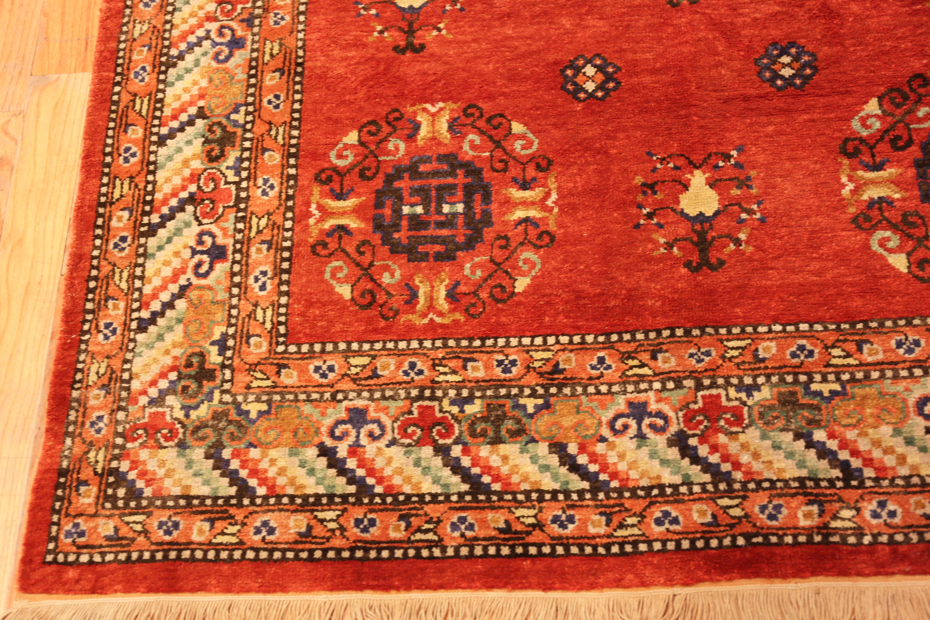 Nazmiyal Collection Vintage Khotan Teppich 5 ft x 8 ft im Zustand „Gut“ im Angebot in New York, NY