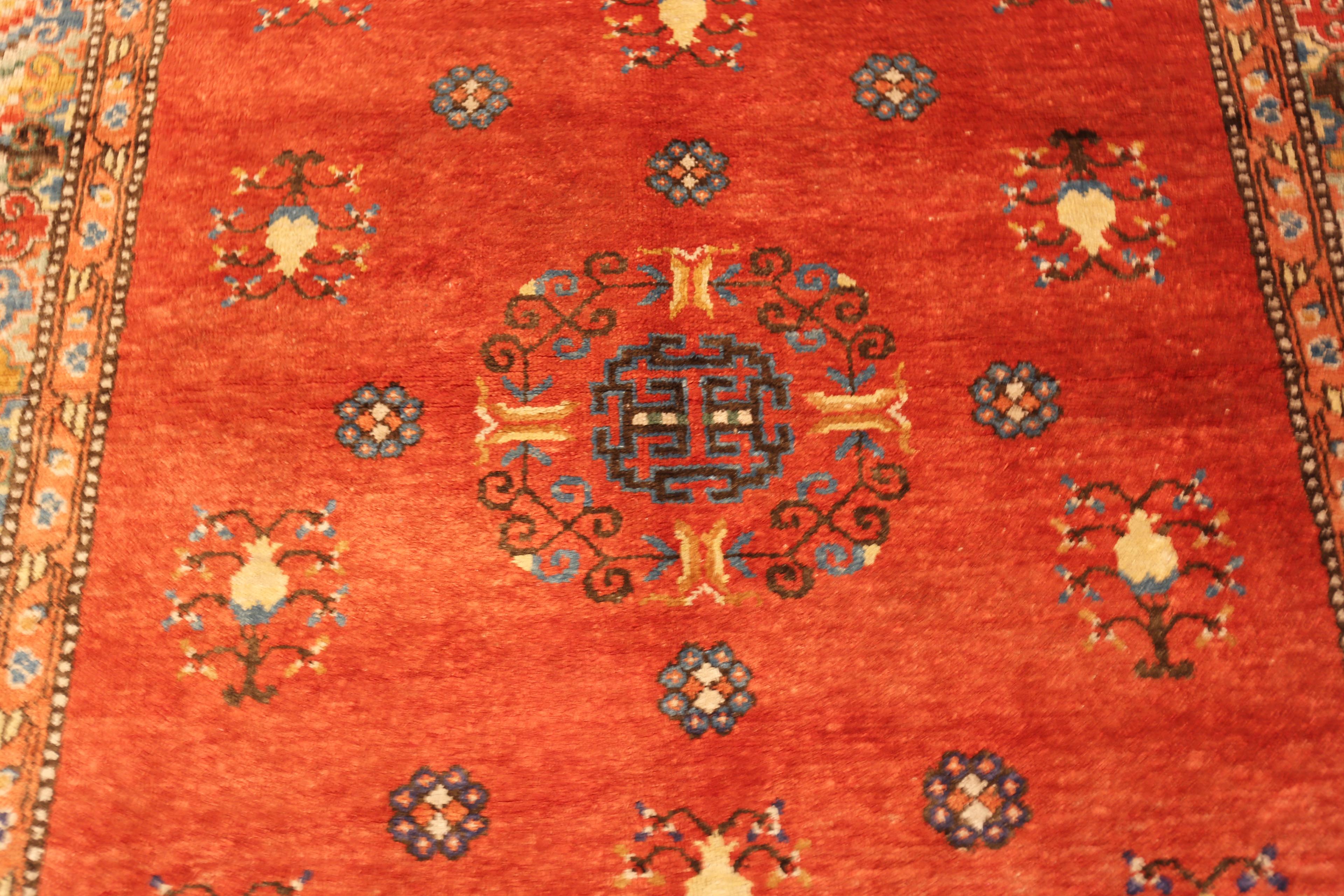 Nazmiyal Collection Vintage Khotan Teppich 5 ft x 8 ft (20. Jahrhundert) im Angebot